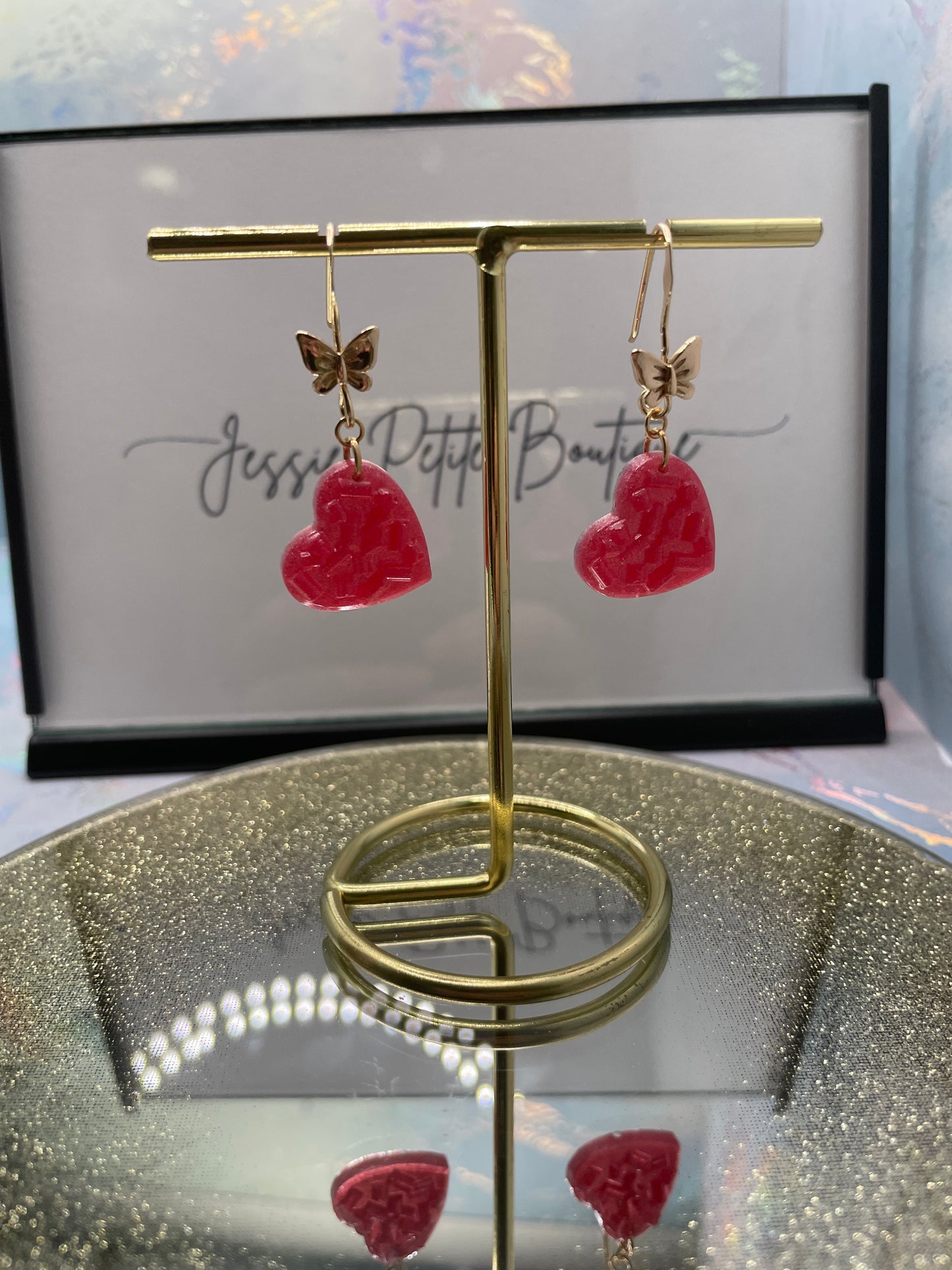 Boucles d'oreilles cœur rose bonbon avec accent papillon