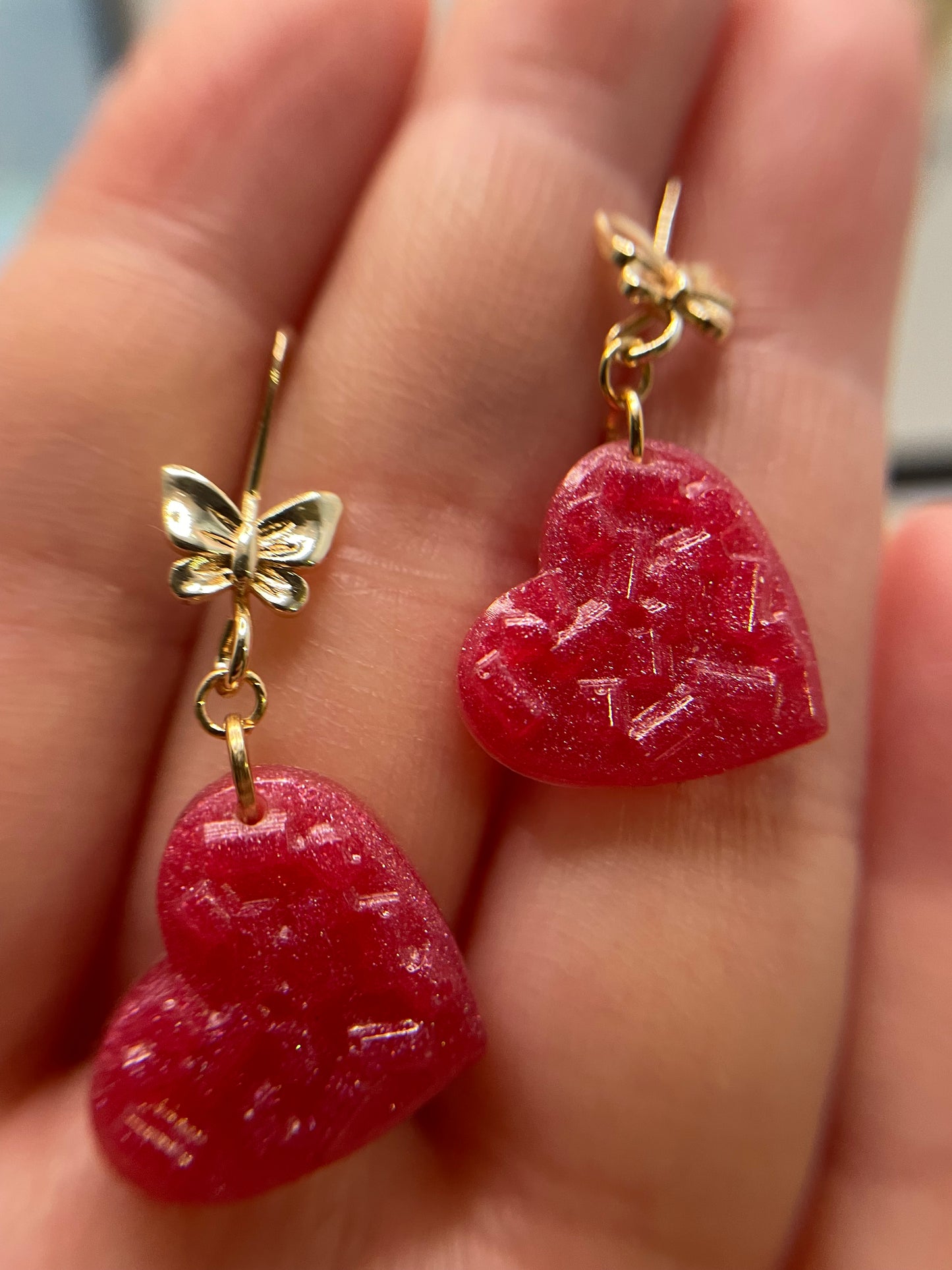 Boucles d'oreilles cœur rose bonbon avec accent papillon
