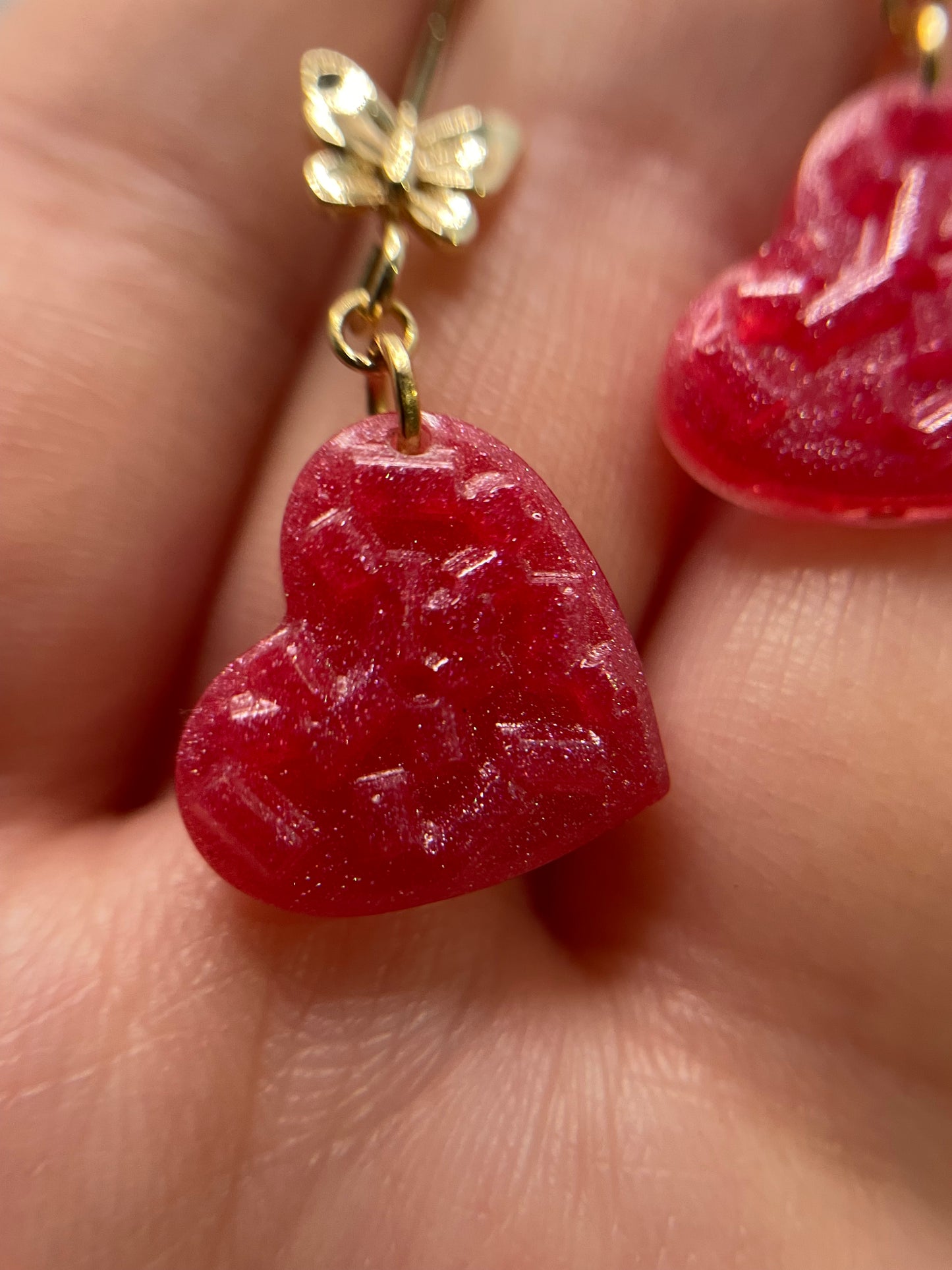 Boucles d'oreilles cœur rose bonbon avec accent papillon