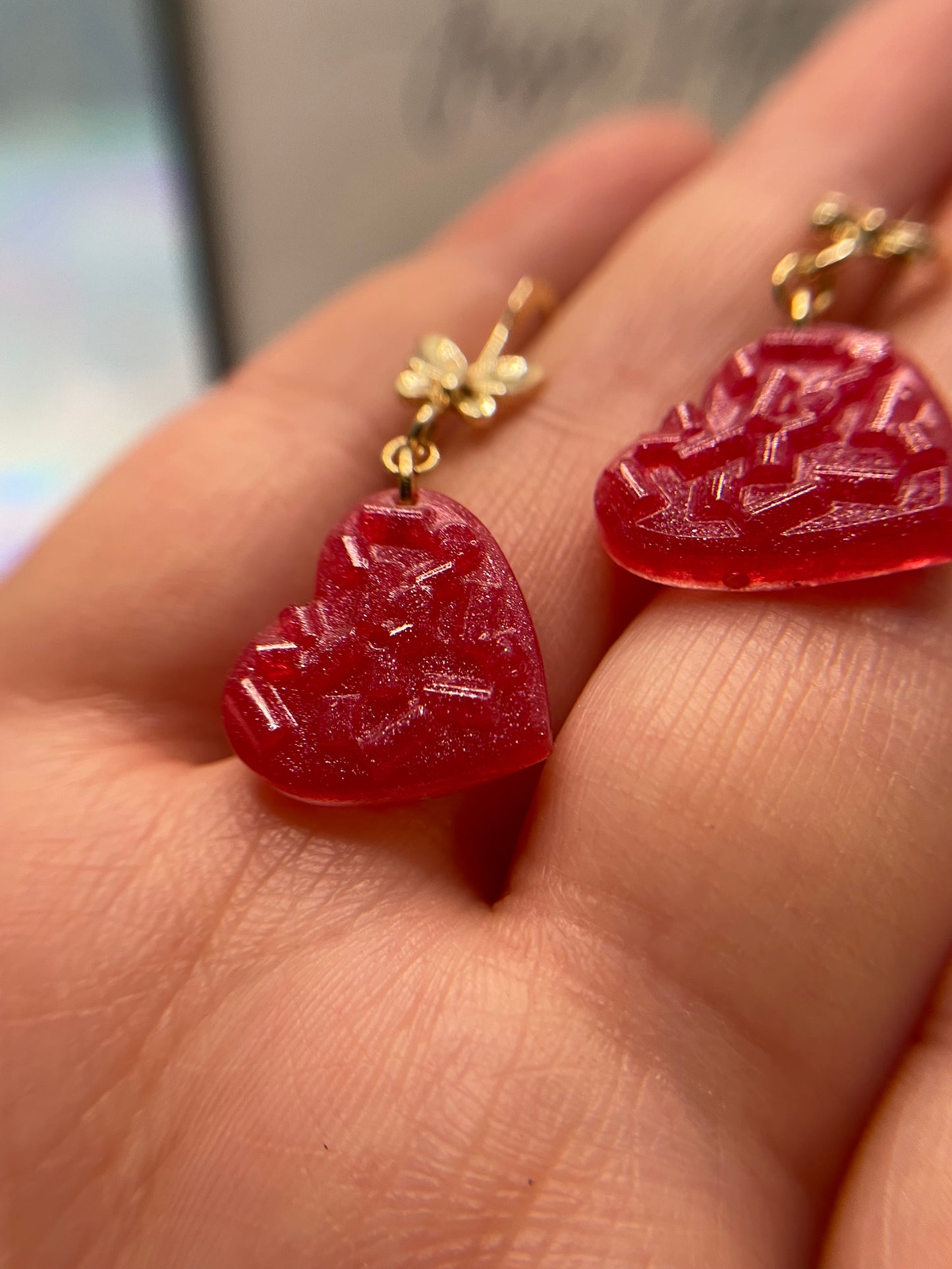 Boucles d'oreilles cœur rose bonbon avec accent papillon