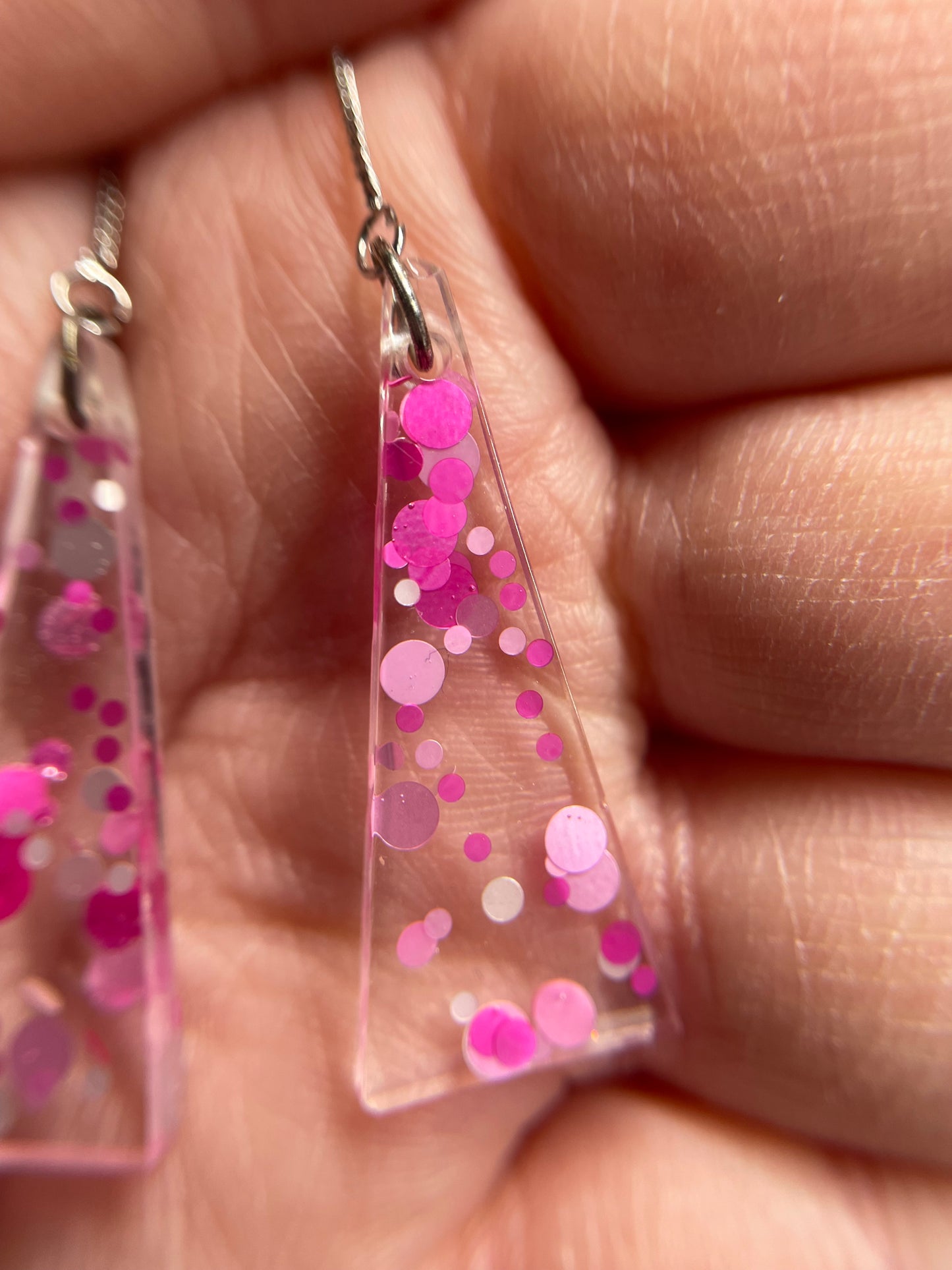 Boucles d’oreilles triangles avec brillants roses sur chaine
