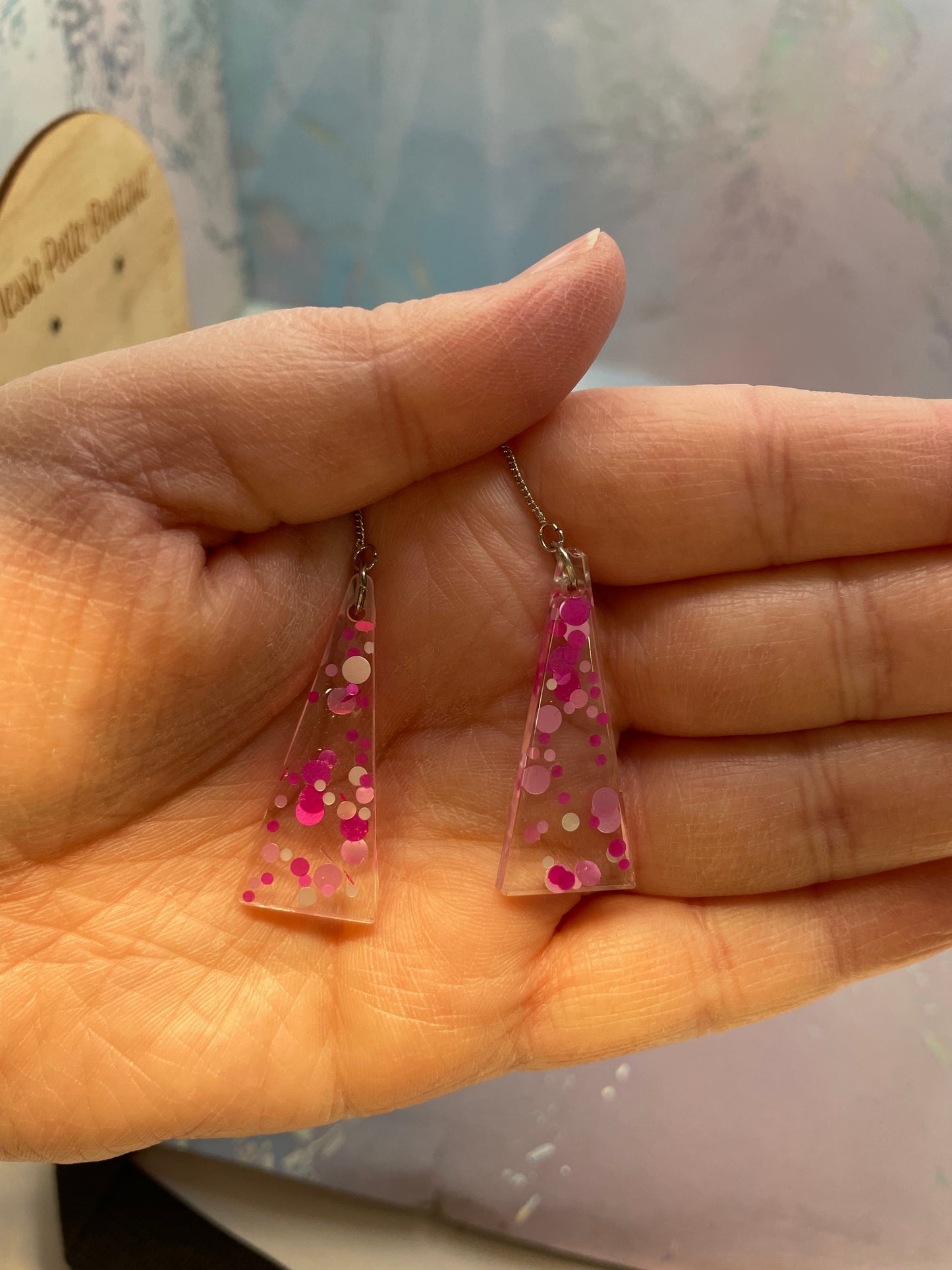 Boucles d’oreilles triangles avec brillants roses sur chaine