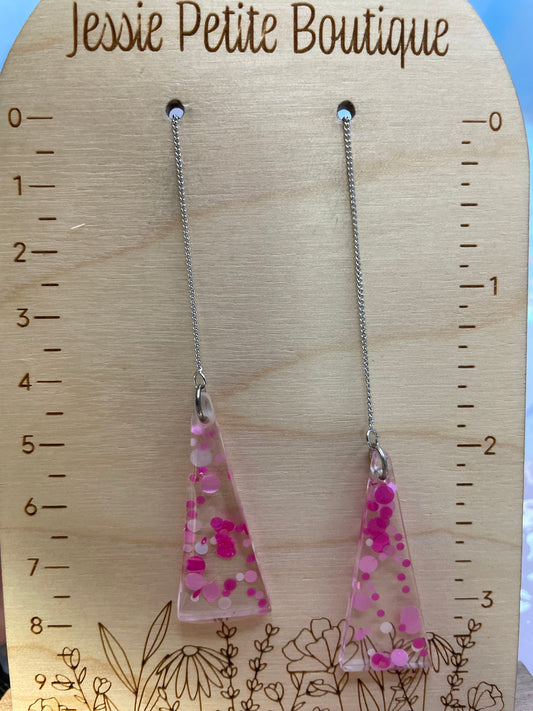 Boucles d’oreilles triangles avec brillants roses sur chaine