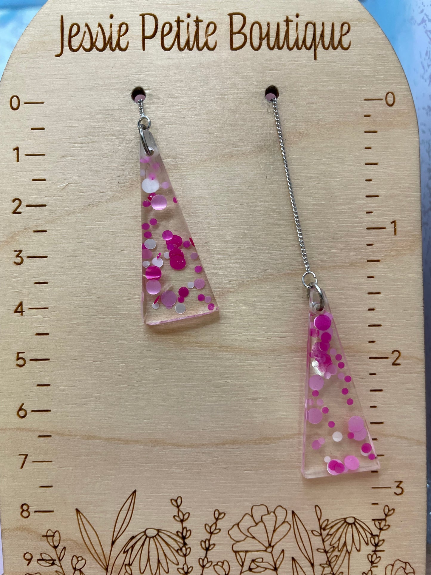 Boucles d’oreilles triangles avec brillants roses sur chaine