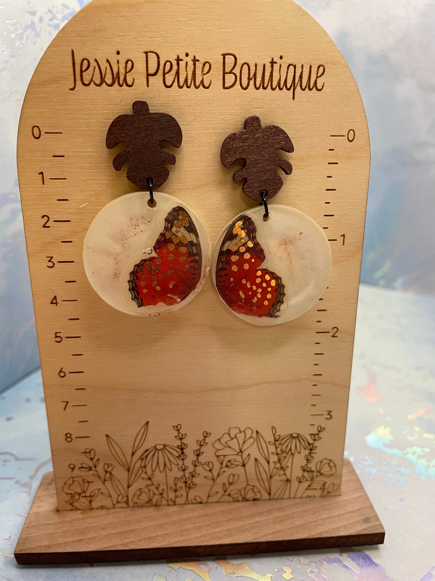 Boucles d'oreilles papillon rouge sur cercle blanc