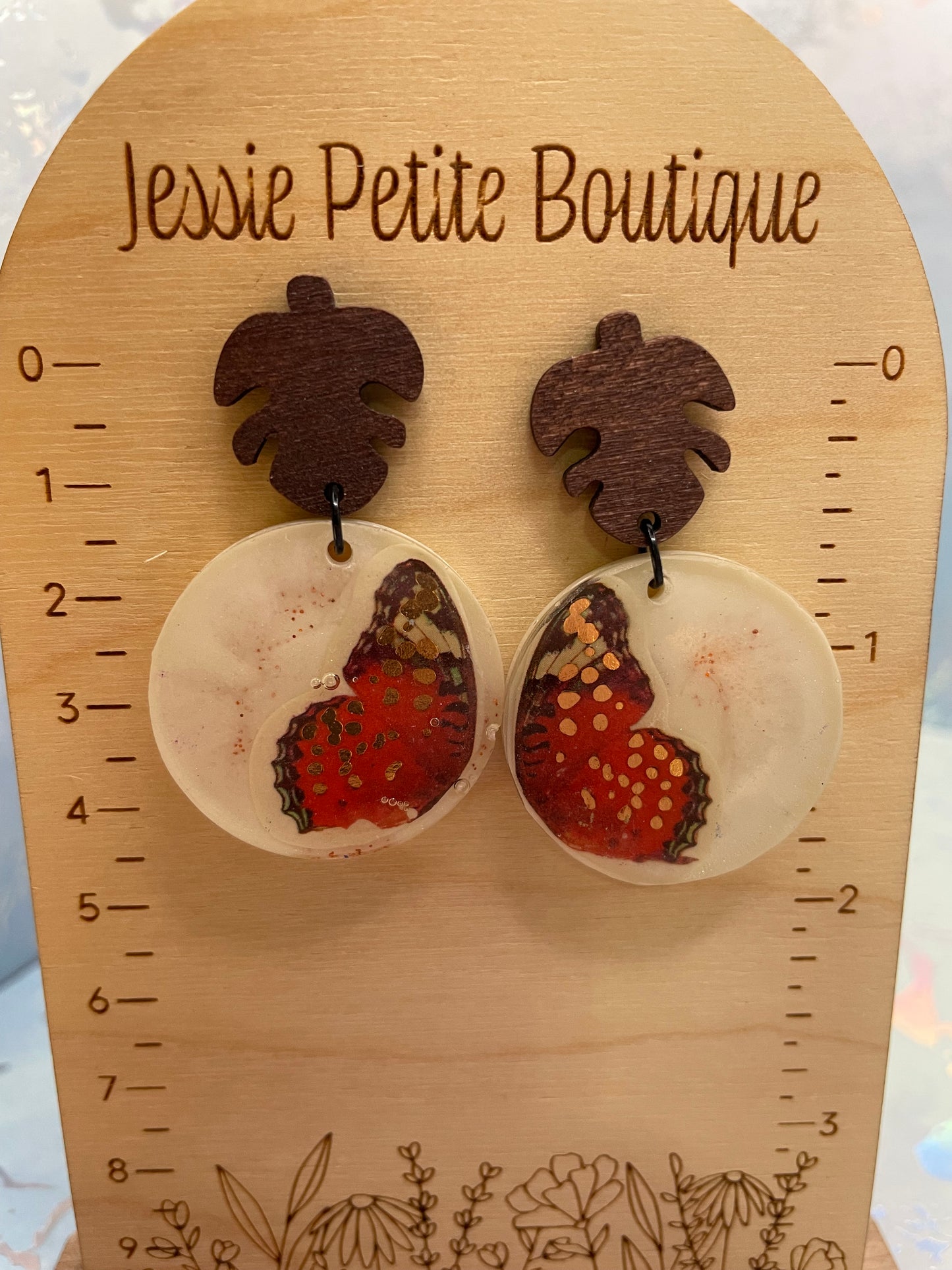Boucles d'oreilles papillon rouge sur cercle blanc