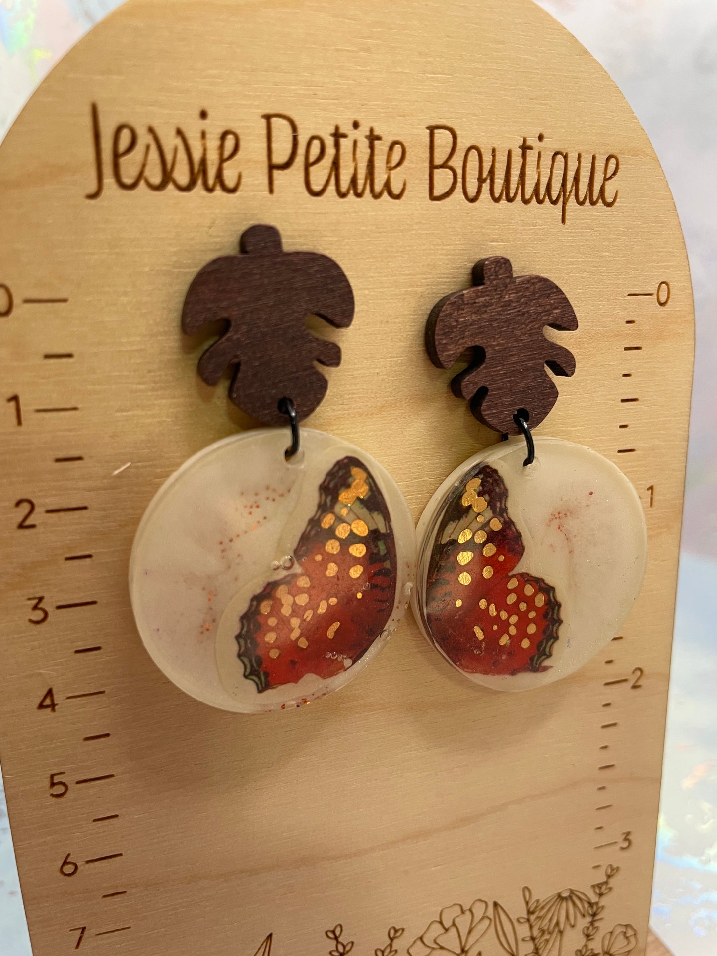 Boucles d'oreilles papillon rouge sur cercle blanc