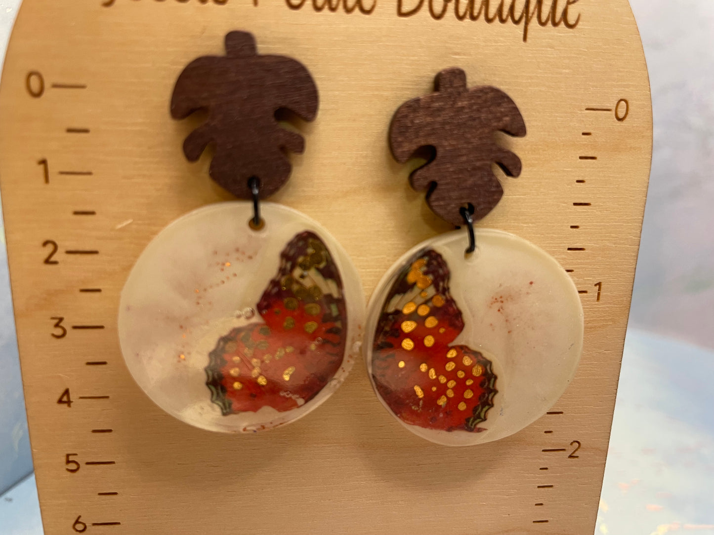 Boucles d'oreilles papillon rouge sur cercle blanc