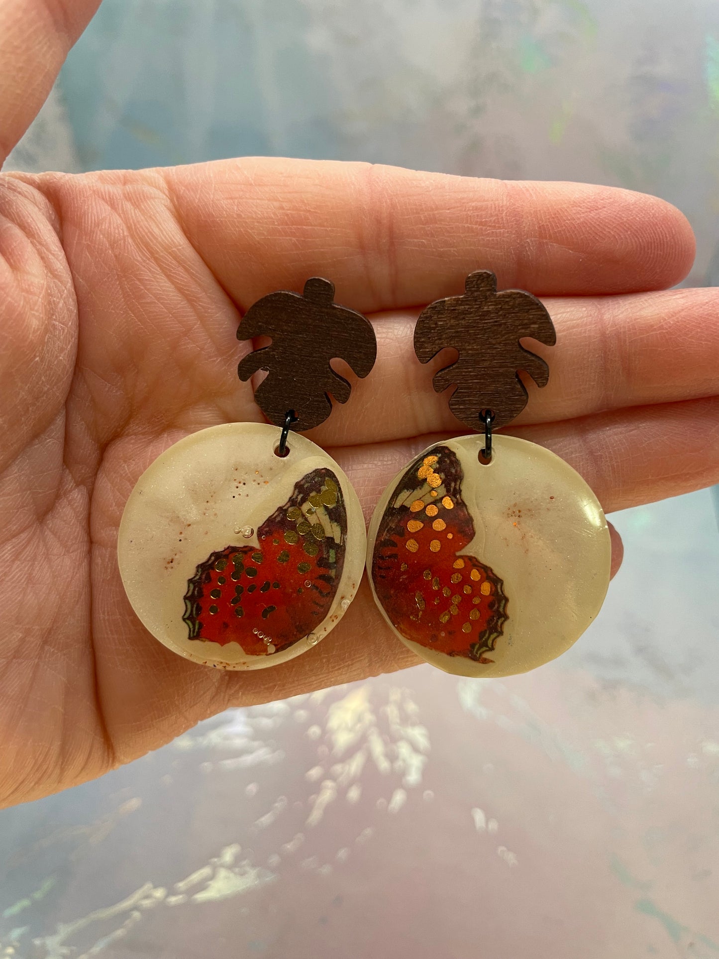 Boucles d'oreilles papillon rouge sur cercle blanc