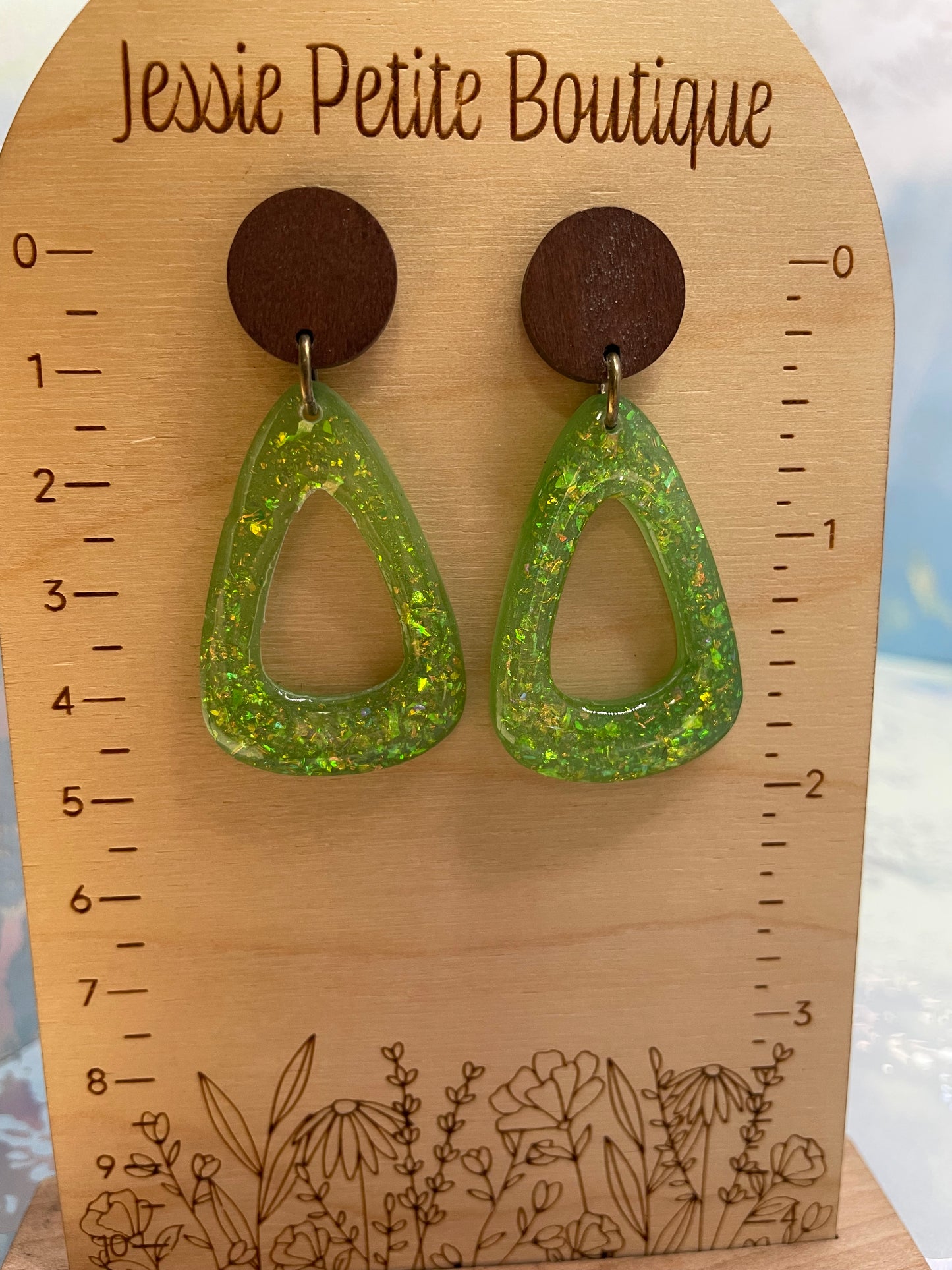 Boucles d’oreilles goutte vert scintillant avec bouton en bois