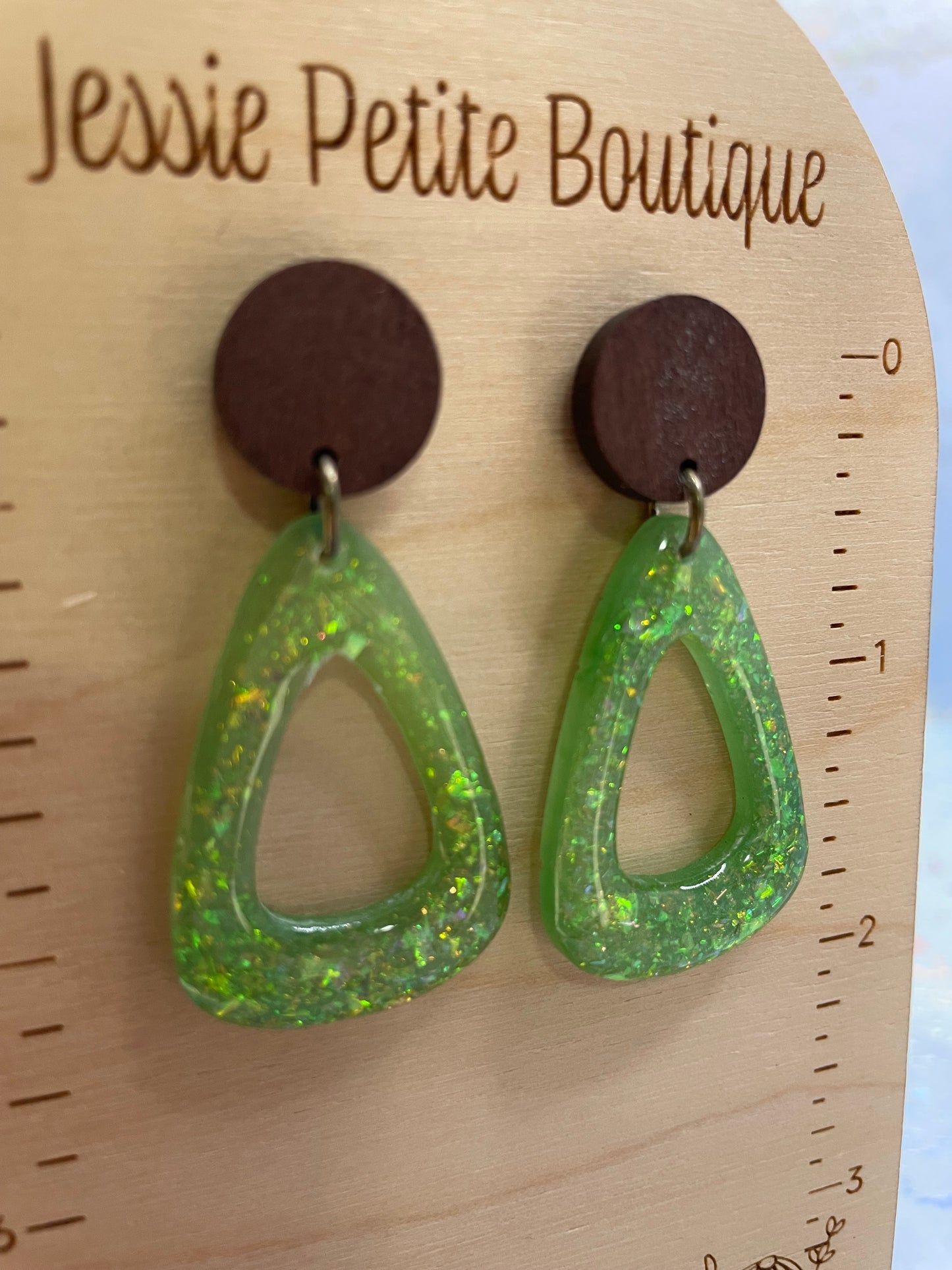 Boucles d’oreilles goutte vert scintillant avec bouton en bois