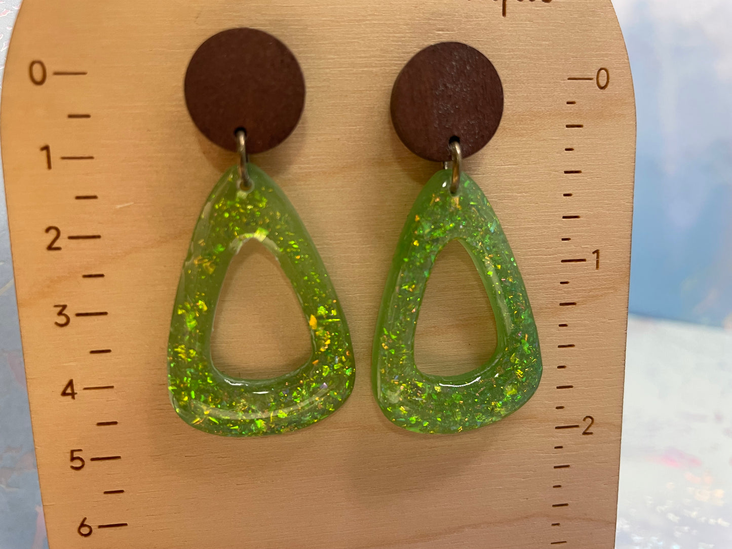 Boucles d’oreilles goutte vert scintillant avec bouton en bois