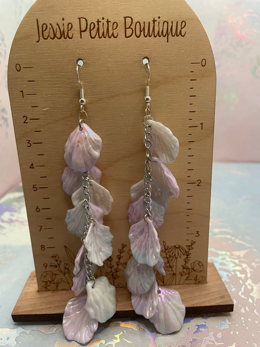 Boucles d’oreilles cascade pétales holographiques blanche et mauve pâle