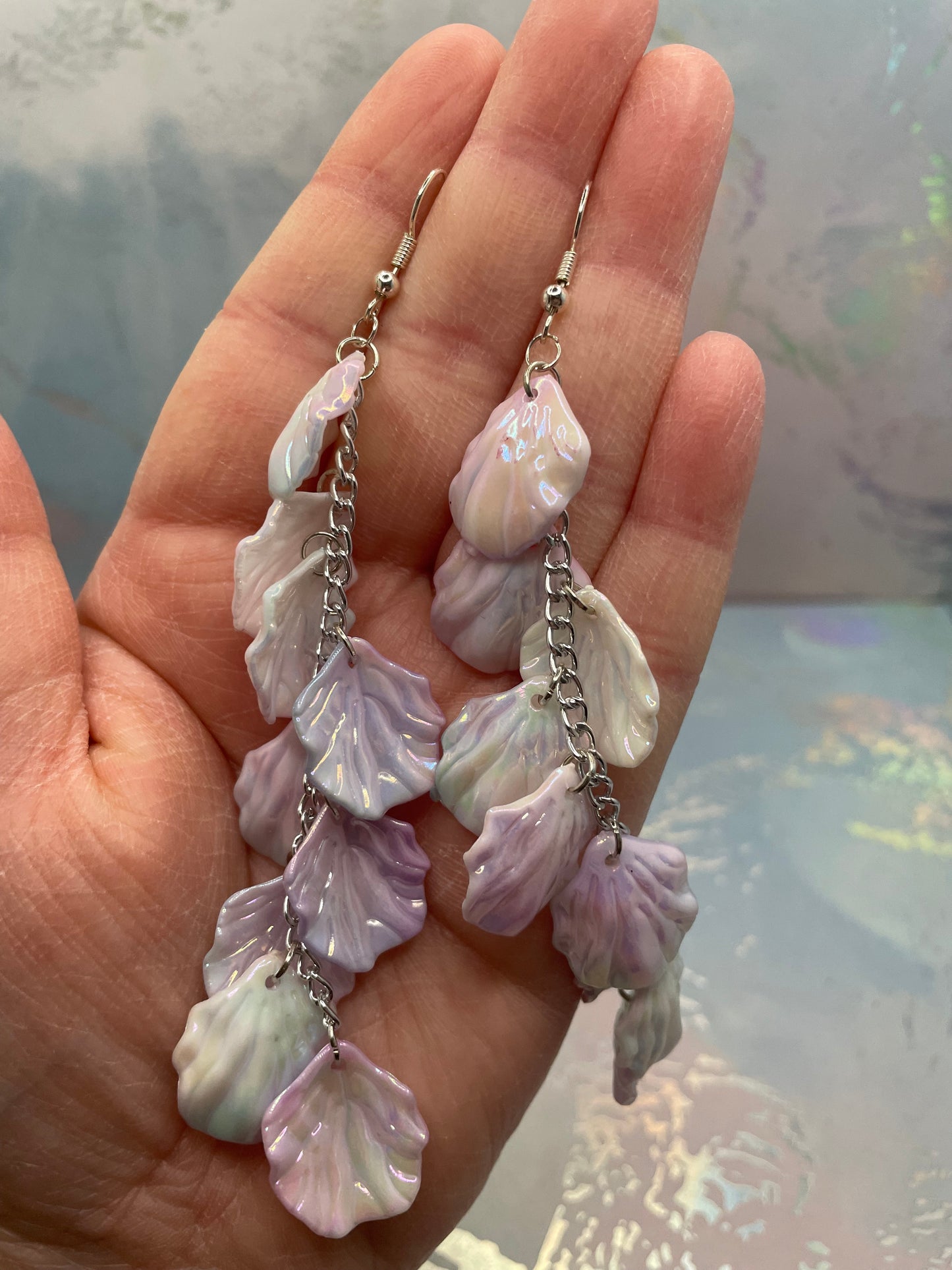 Boucles d’oreilles cascade pétales holographiques blanche et mauve pâle