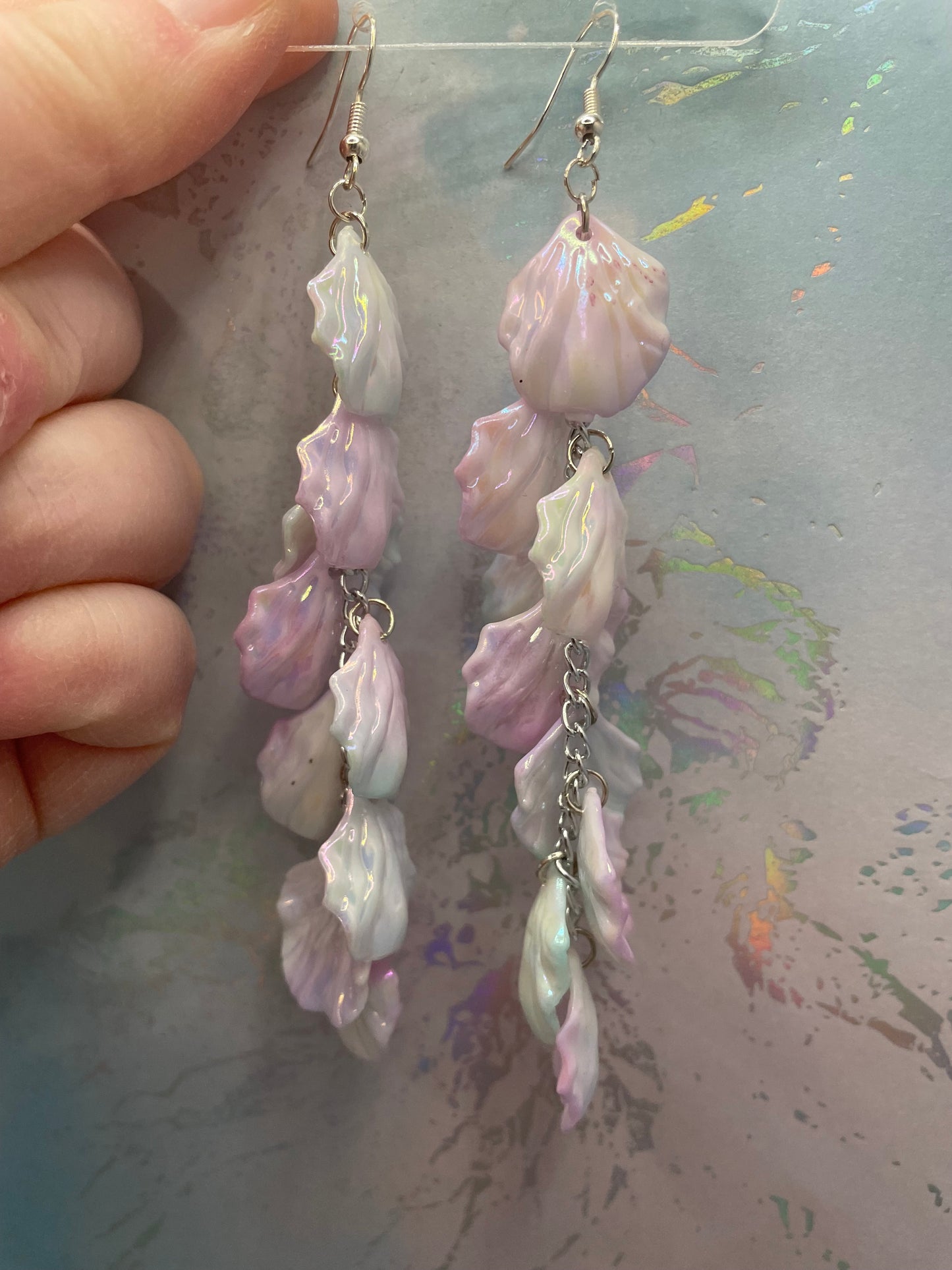 Boucles d’oreilles cascade pétales holographiques blanche et mauve pâle