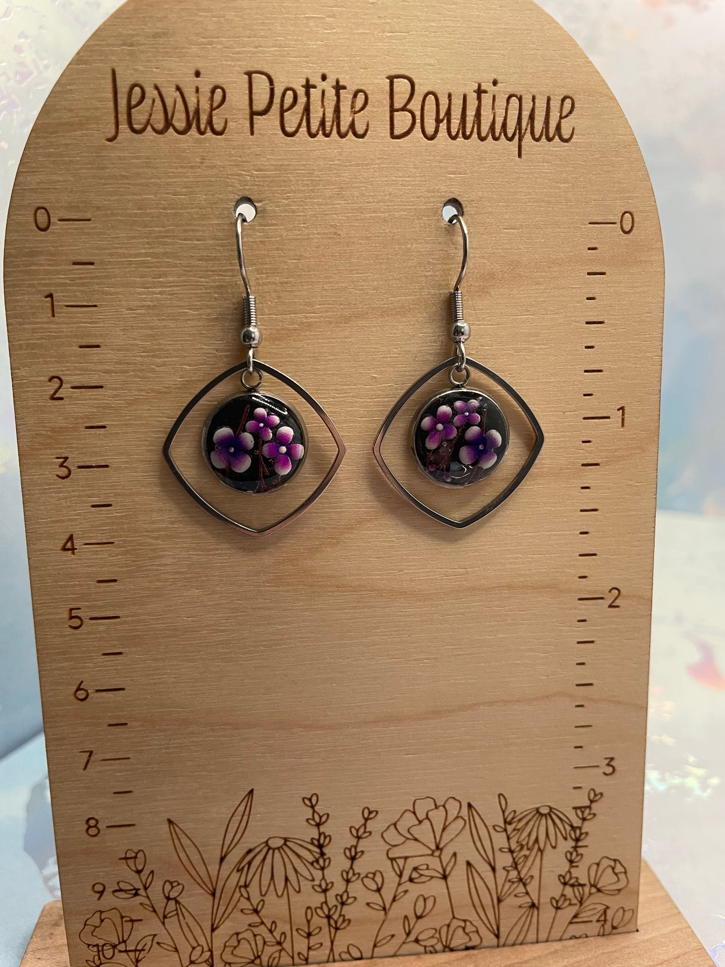 Boucle d'oreille Cabochon Floral mauve avec Cadre Géométrique