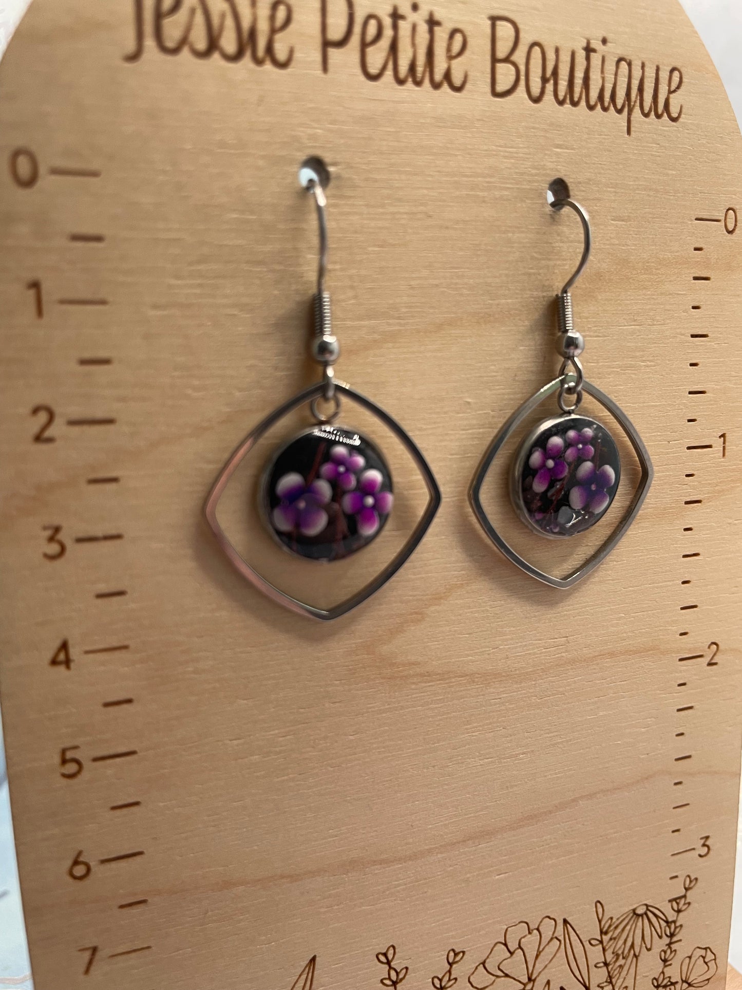 Boucle d'oreille Cabochon Floral mauve avec Cadre Géométrique