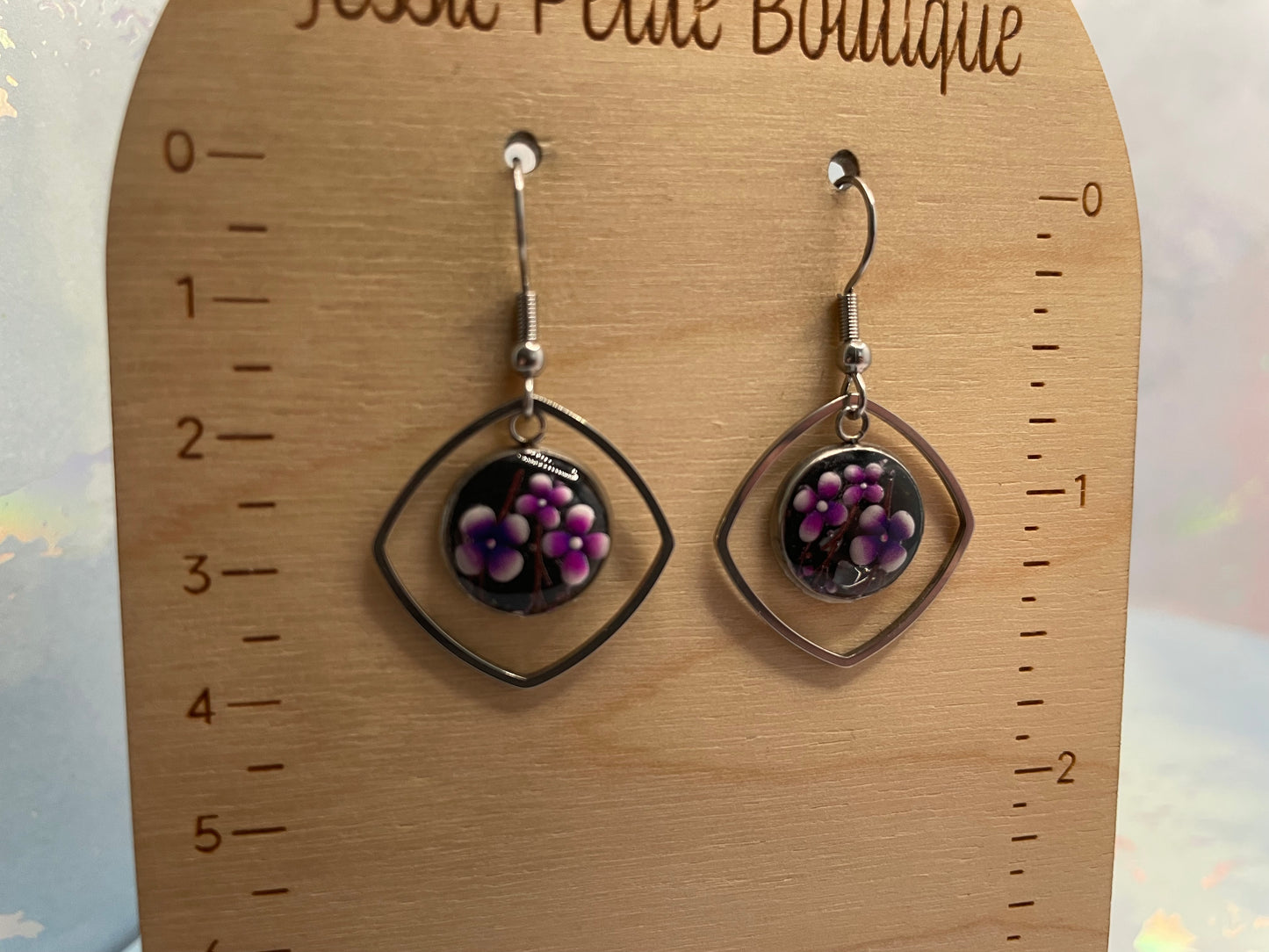 Boucle d'oreille Cabochon Floral mauve avec Cadre Géométrique