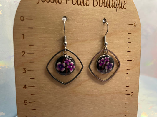 Boucle d'oreille Cabochon Floral mauve avec Cadre Géométrique