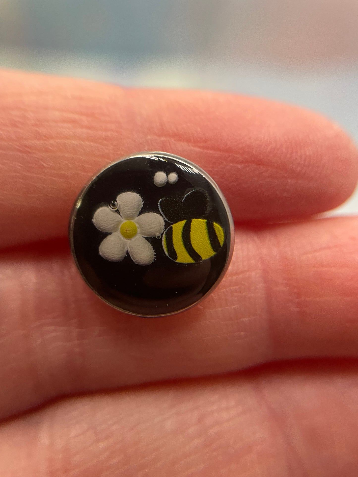 Boutons d’oreille abeille et fleurs