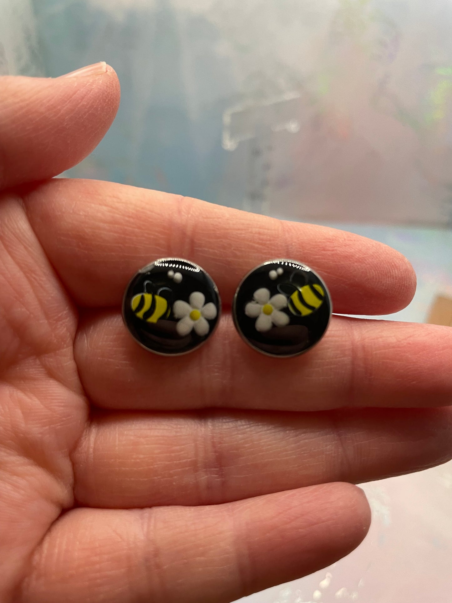 Boutons d’oreille abeille et fleurs
