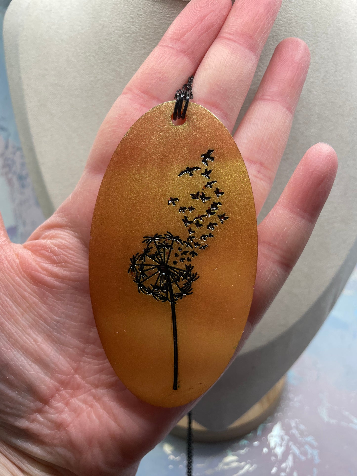 Collier avec gros pendentif ovale pissenlit