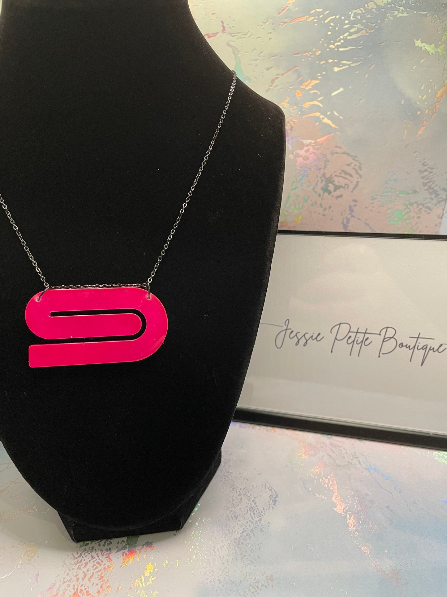 Collier phosphorescent en forme de « e » 