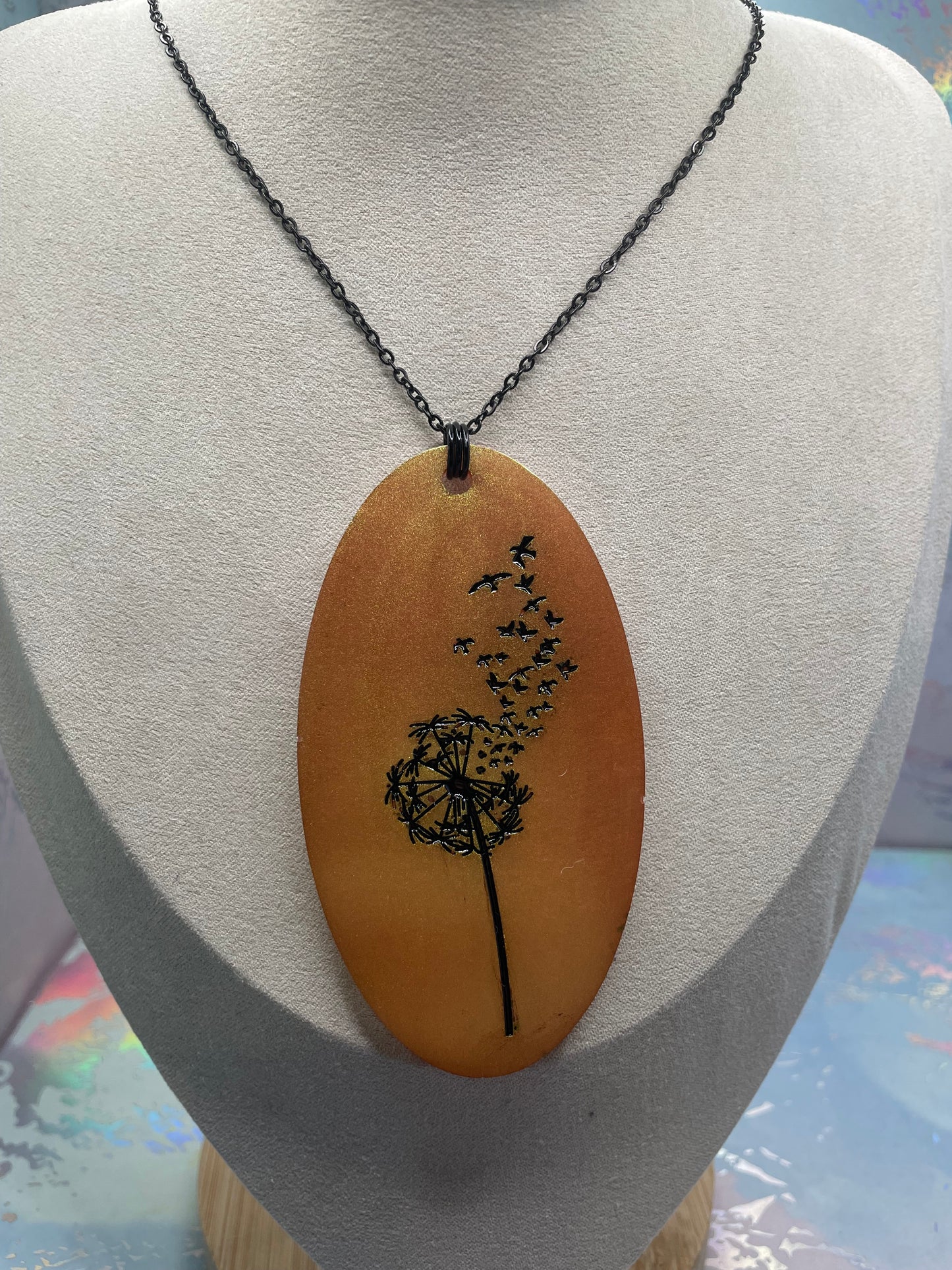 Collier avec gros pendentif ovale pissenlit