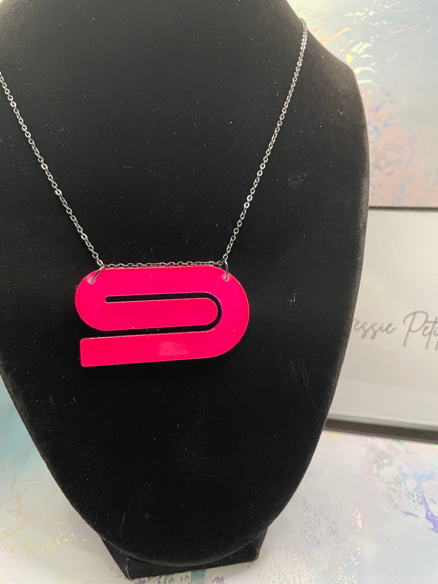 Collier phosphorescent en forme de « e » 
