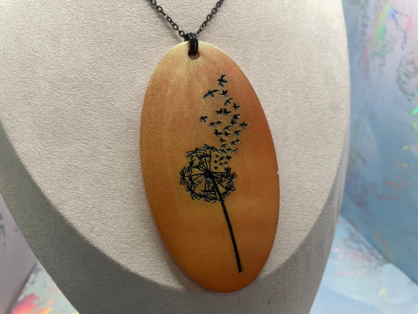 Collier avec gros pendentif ovale pissenlit