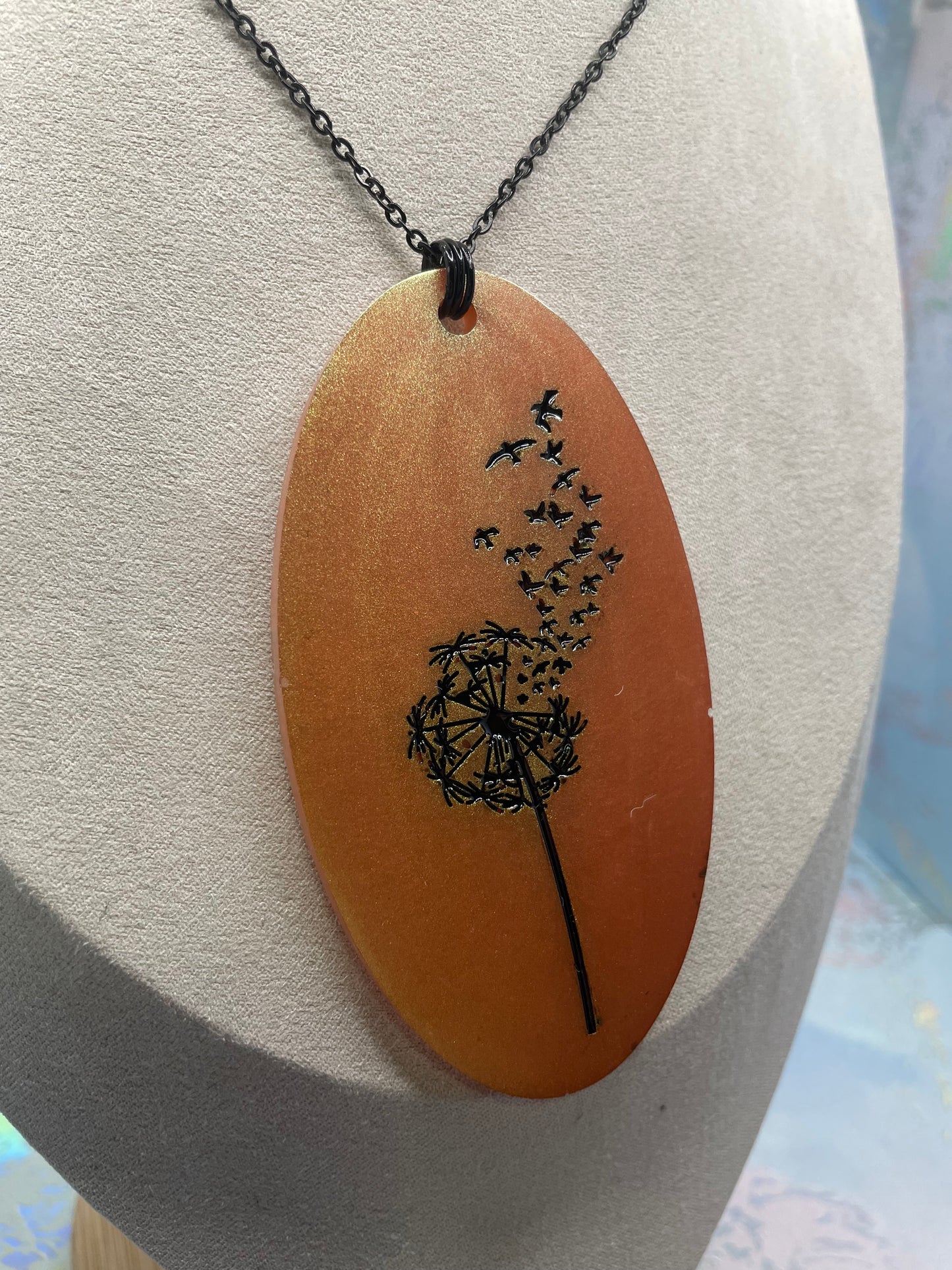 Collier avec gros pendentif ovale pissenlit