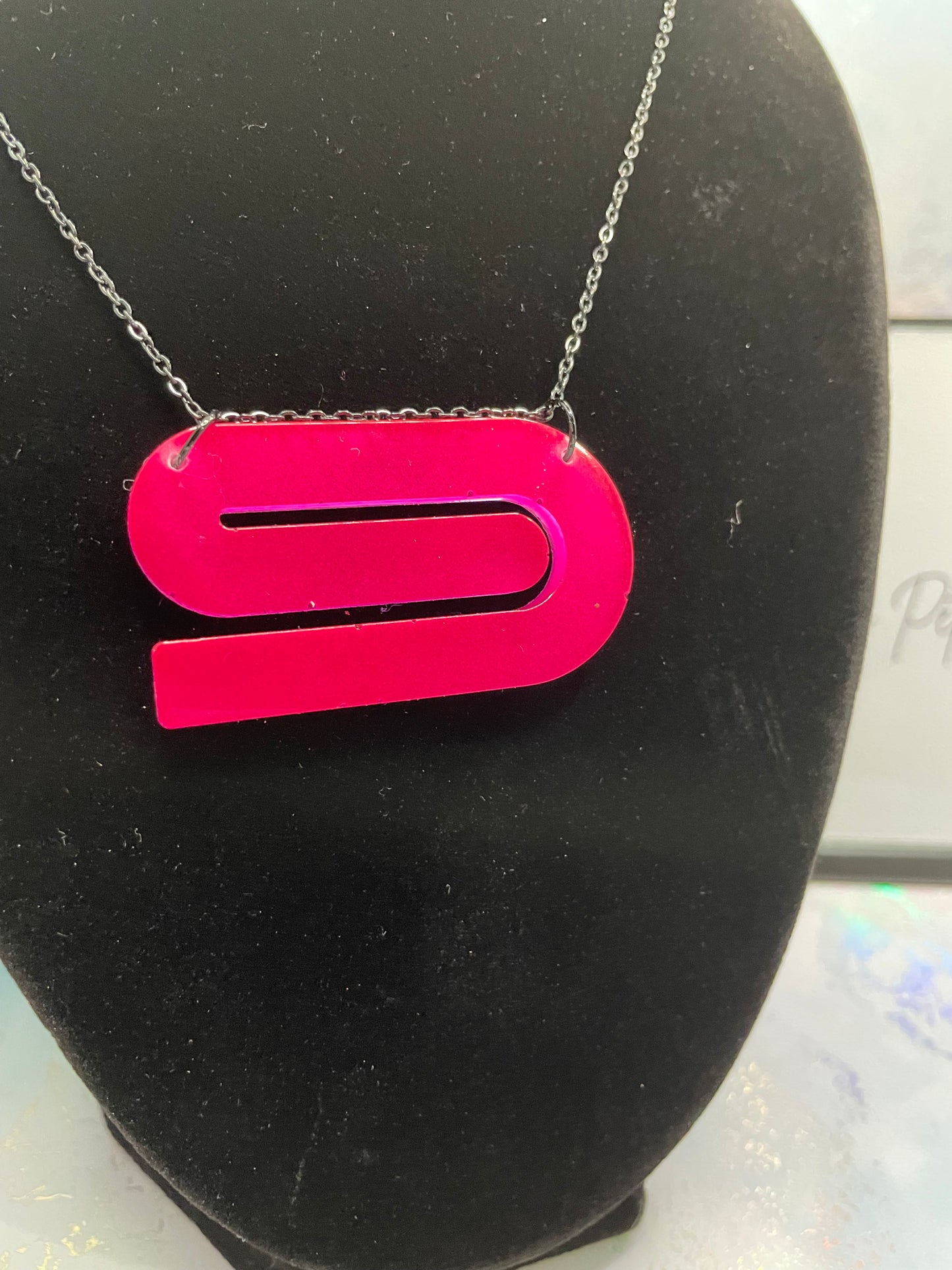 Collier phosphorescent en forme de « e » 