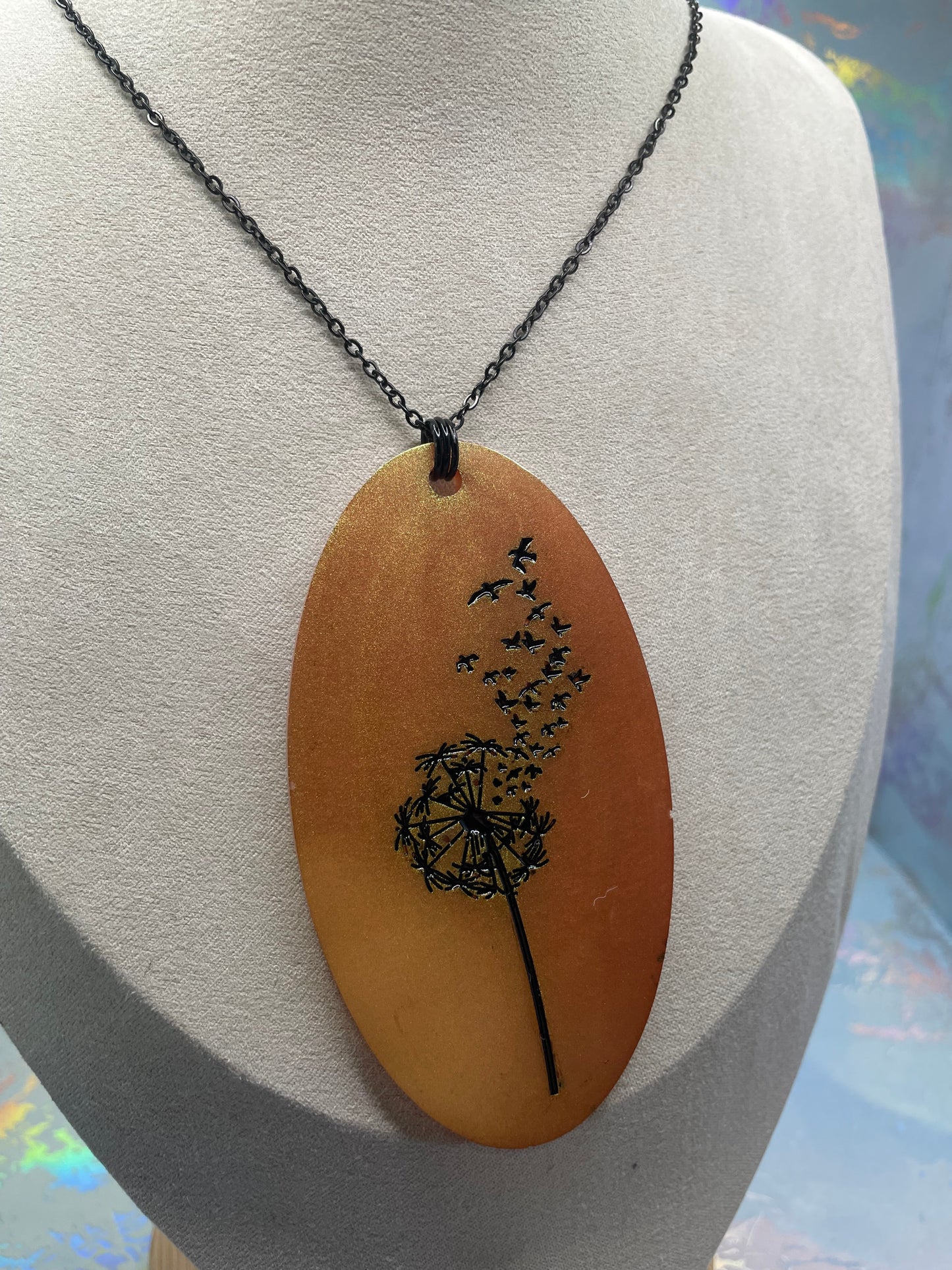 Collier avec gros pendentif ovale pissenlit