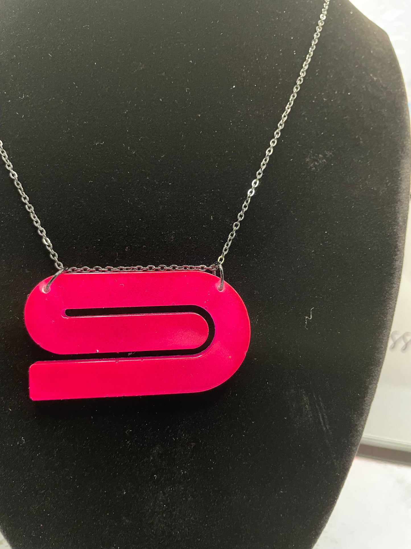 Collier phosphorescent en forme de « e » 