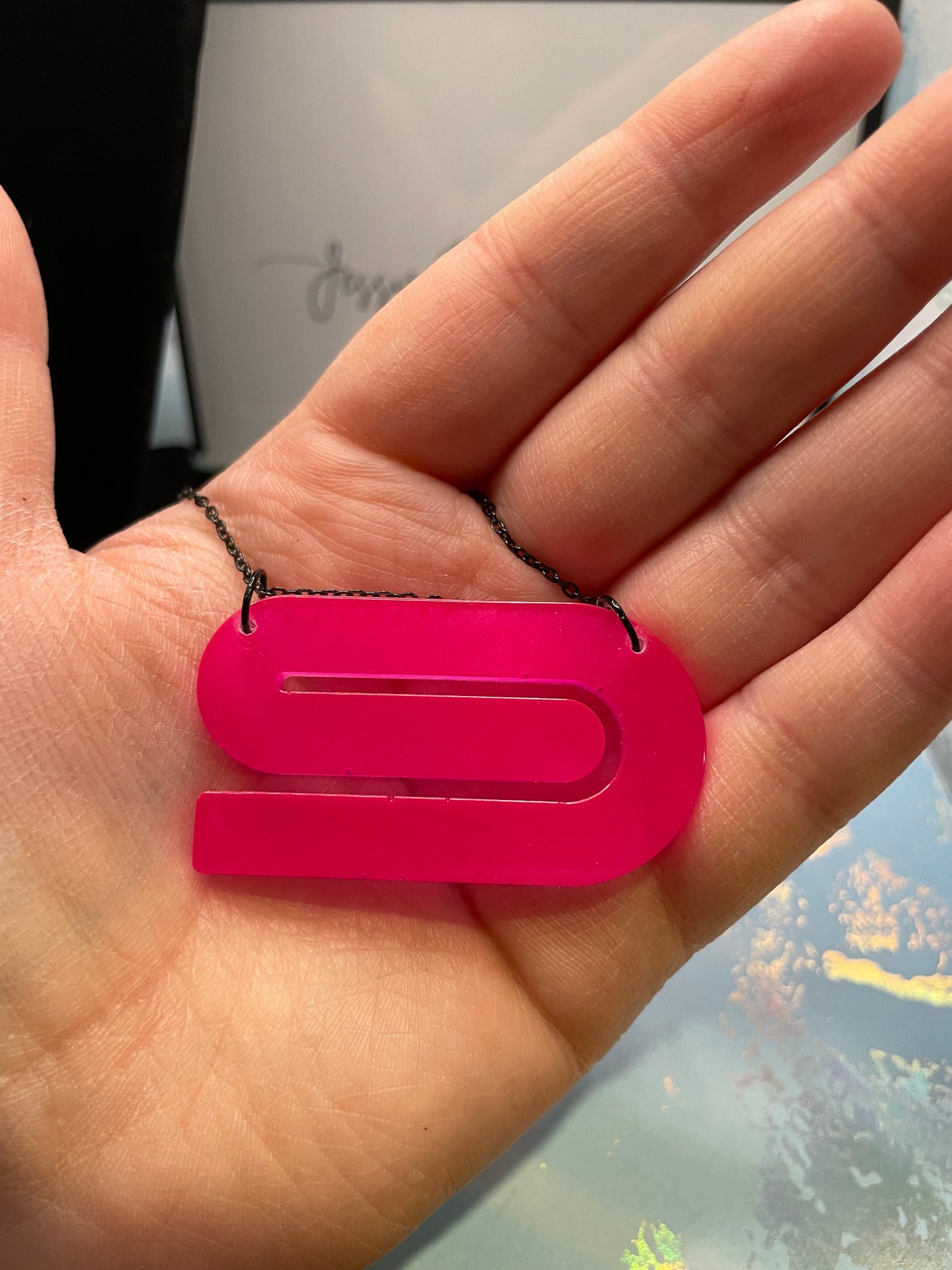 Collier phosphorescent en forme de « e » 