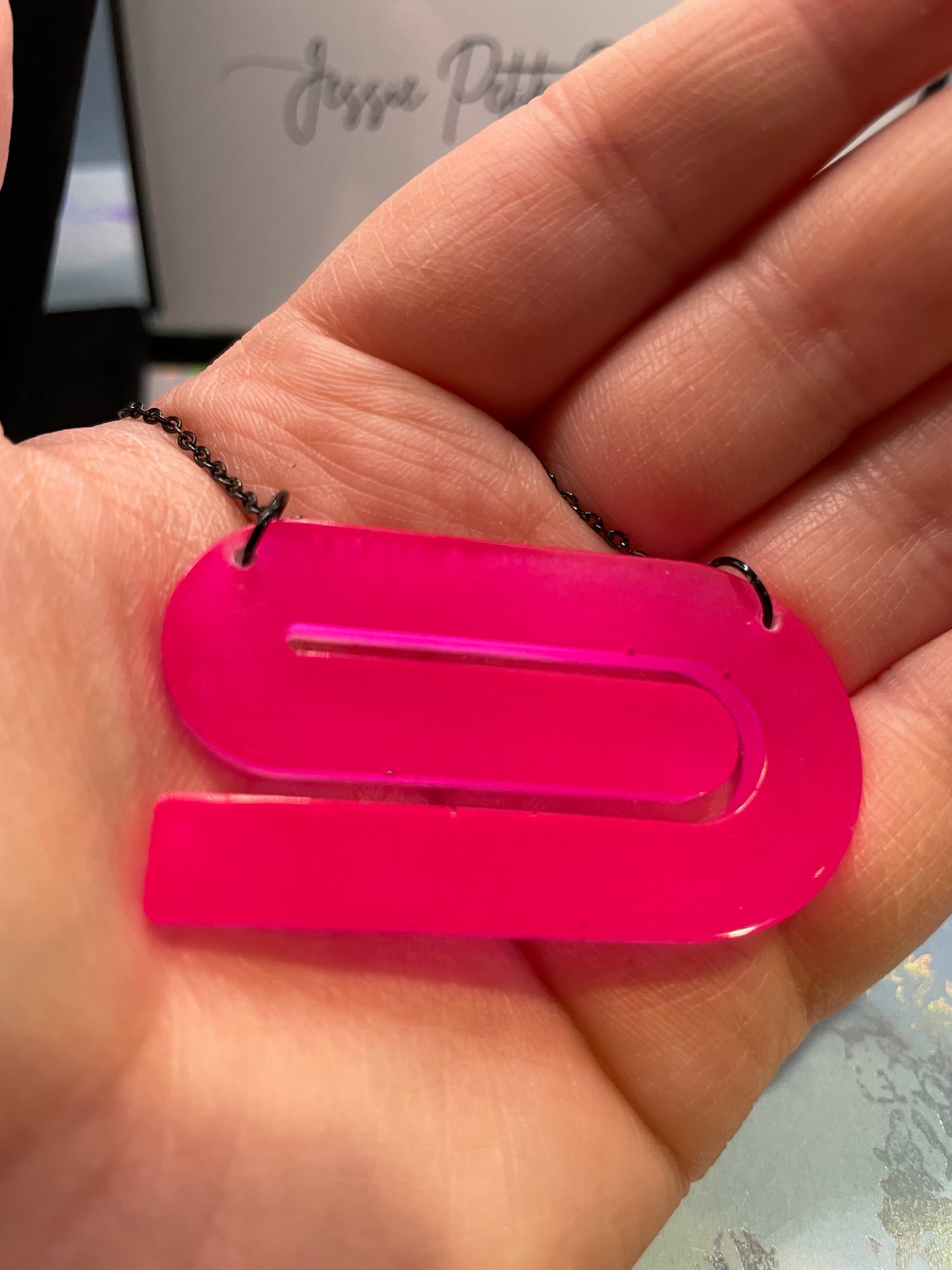 Collier phosphorescent en forme de « e » 