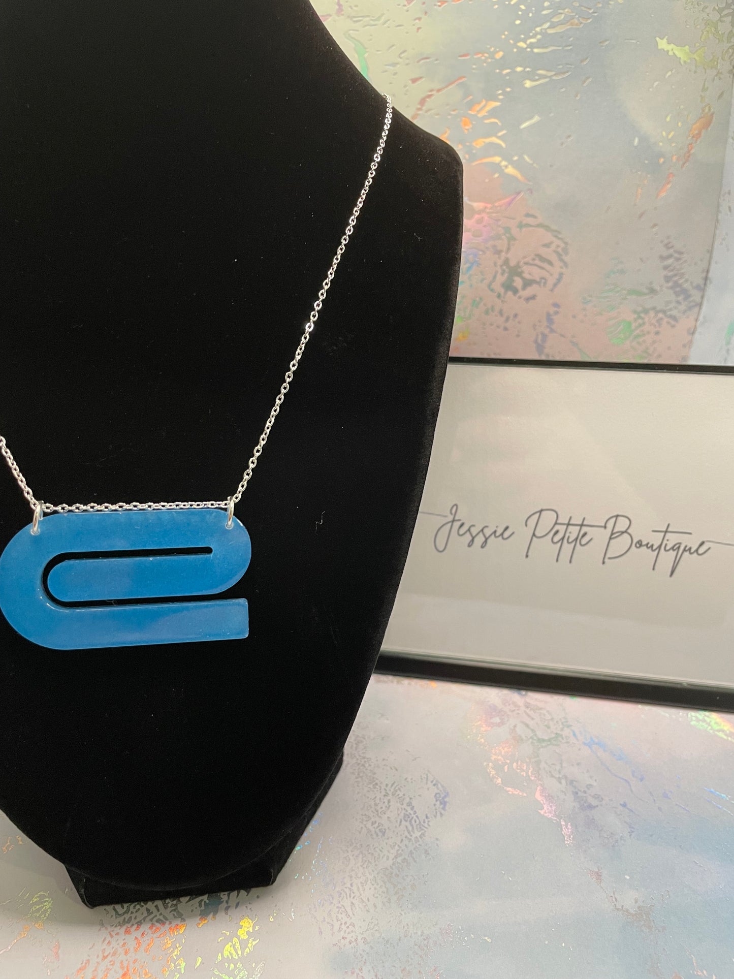 Collier phosphorescent en forme de « e » 