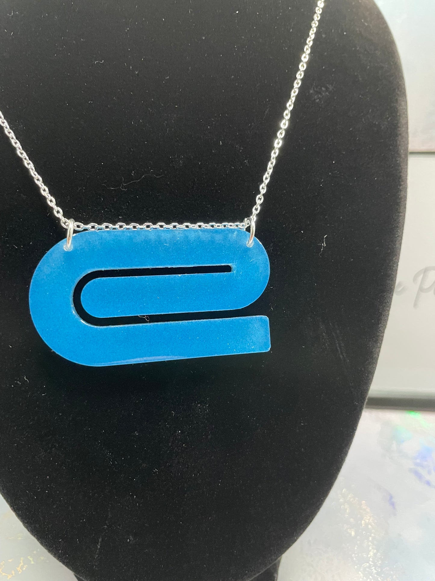 Collier phosphorescent en forme de « e » 