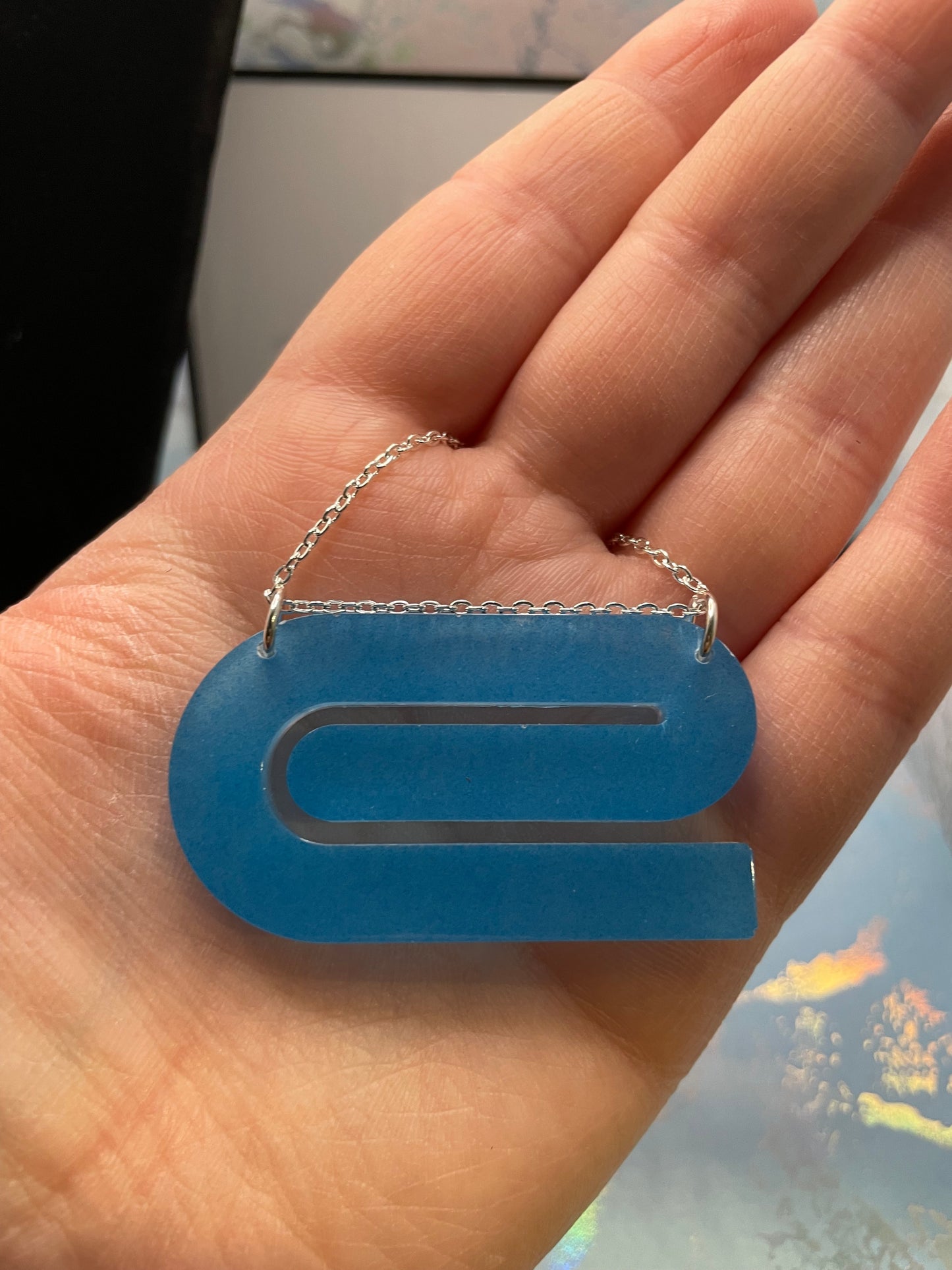 Collier phosphorescent en forme de « e » 