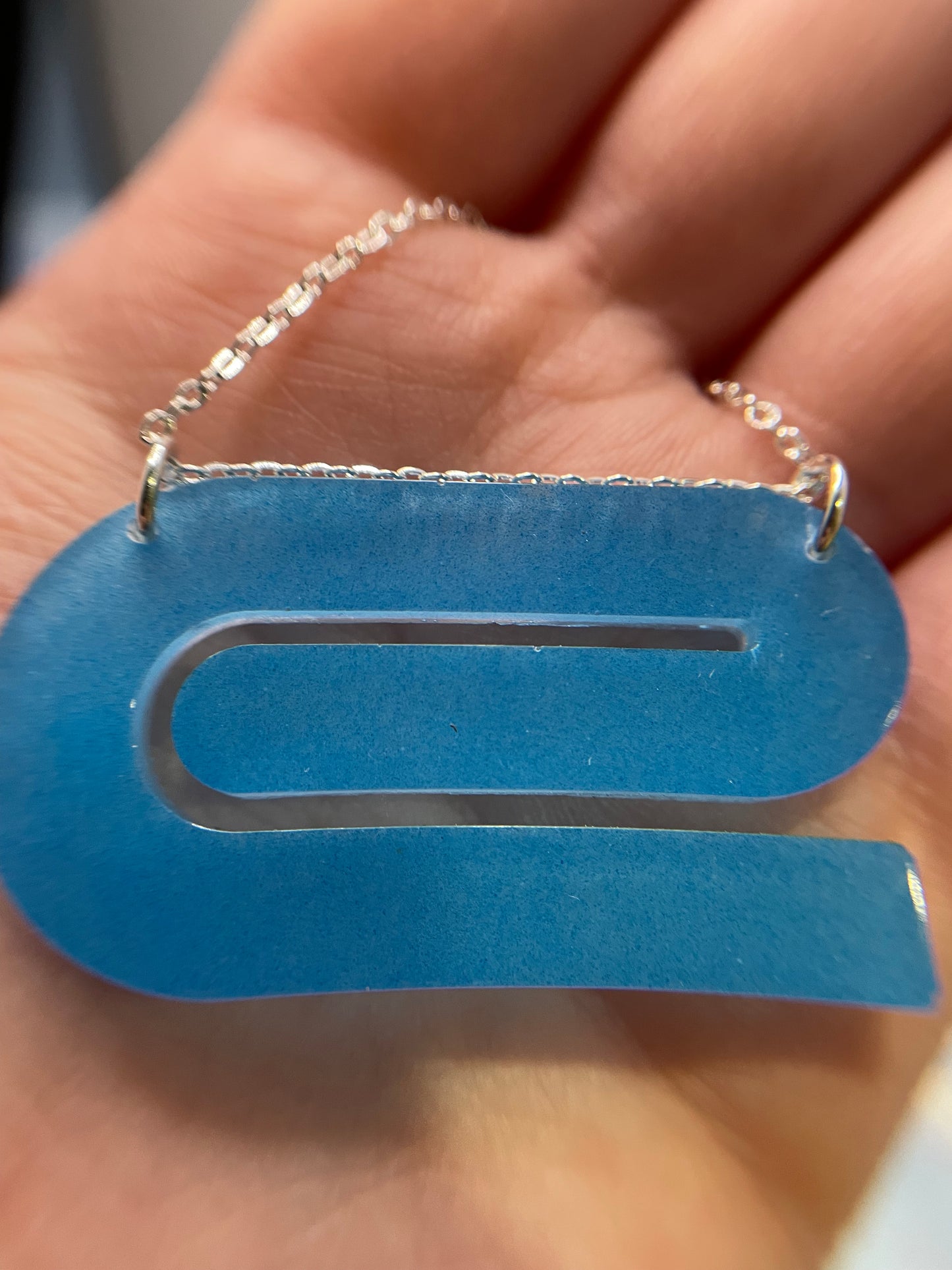 Collier phosphorescent en forme de « e » 