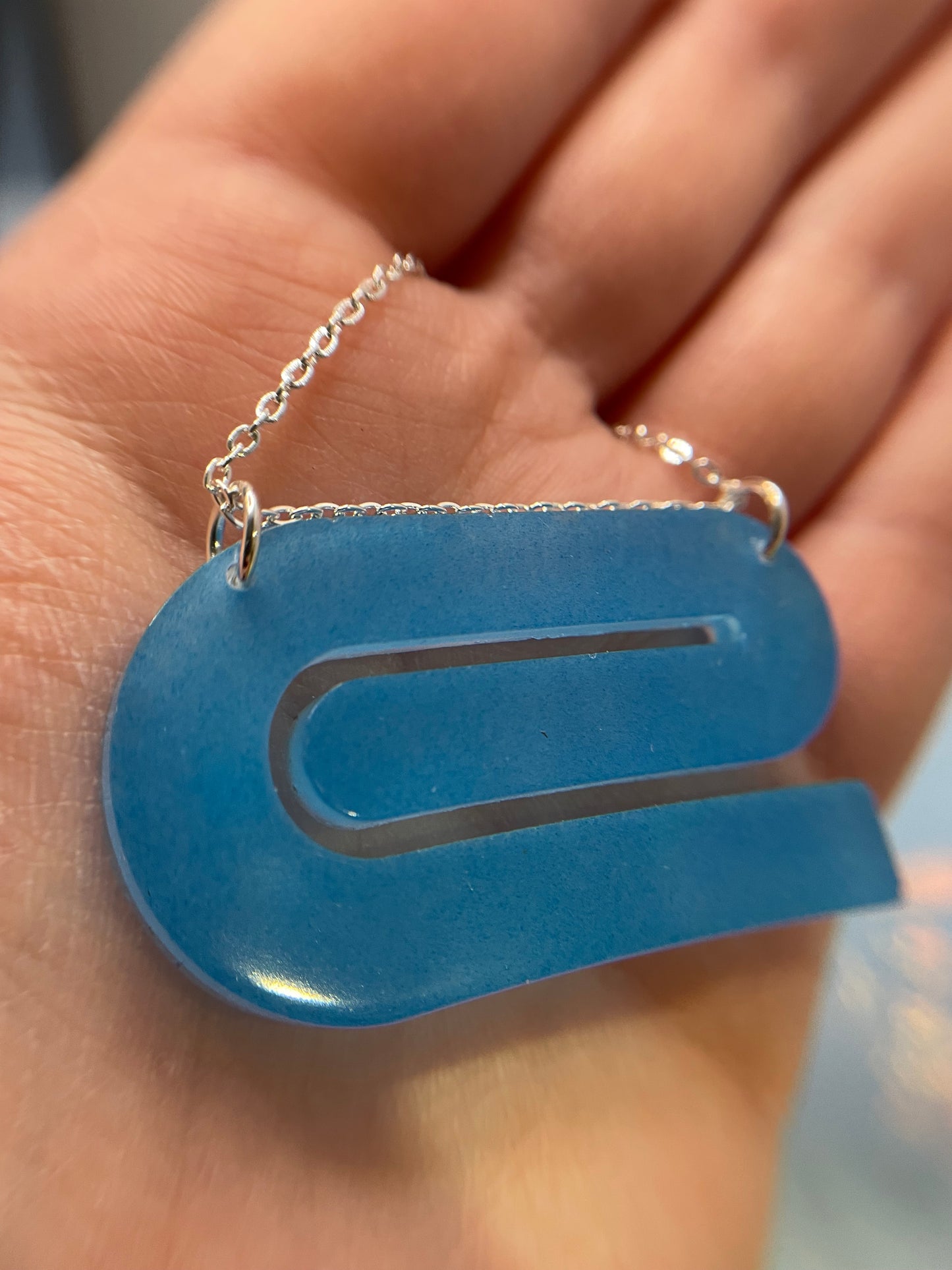 Collier phosphorescent en forme de « e » 