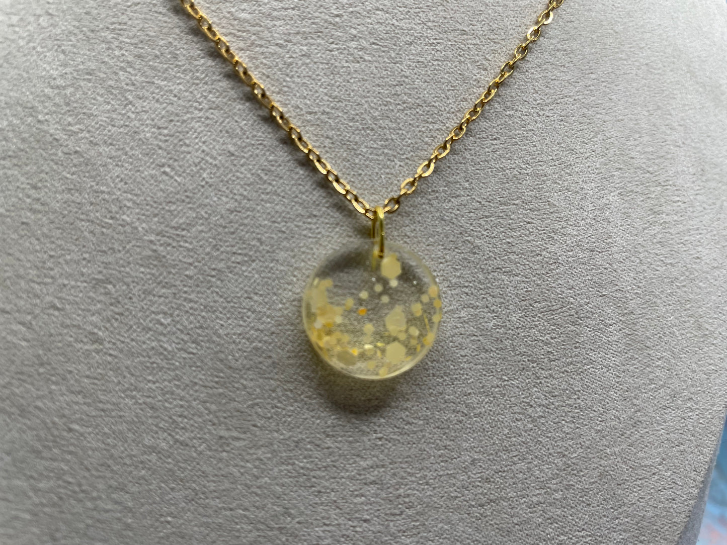 Collier petit rond brillant dorée