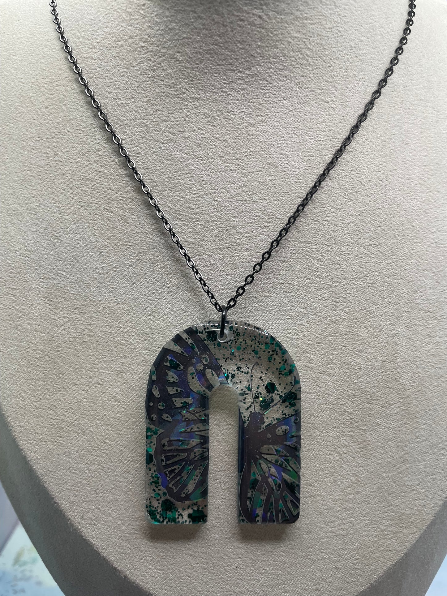 Collier Papillon Holographique sur arche brillante verte 