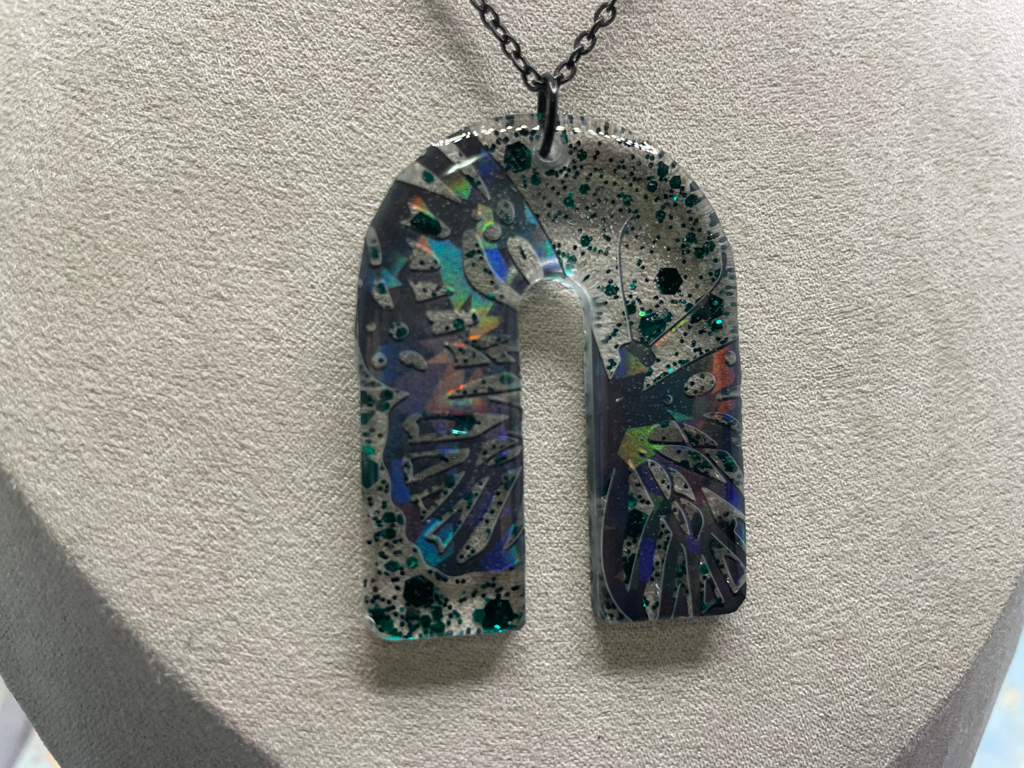 Collier Papillon Holographique sur arche brillante verte 