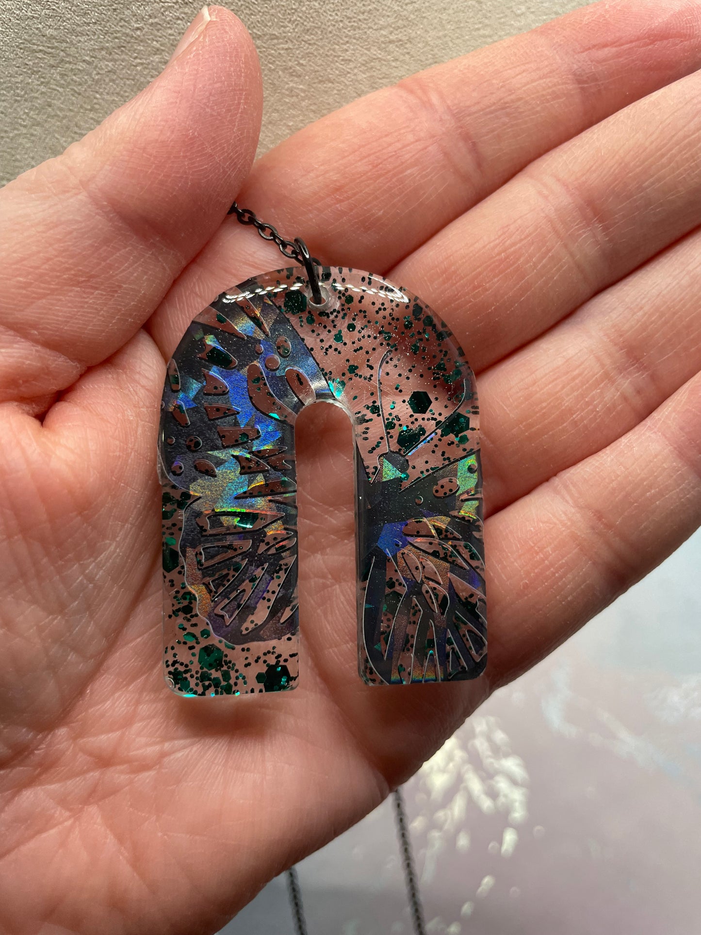 Collier Papillon Holographique sur arche brillante verte 