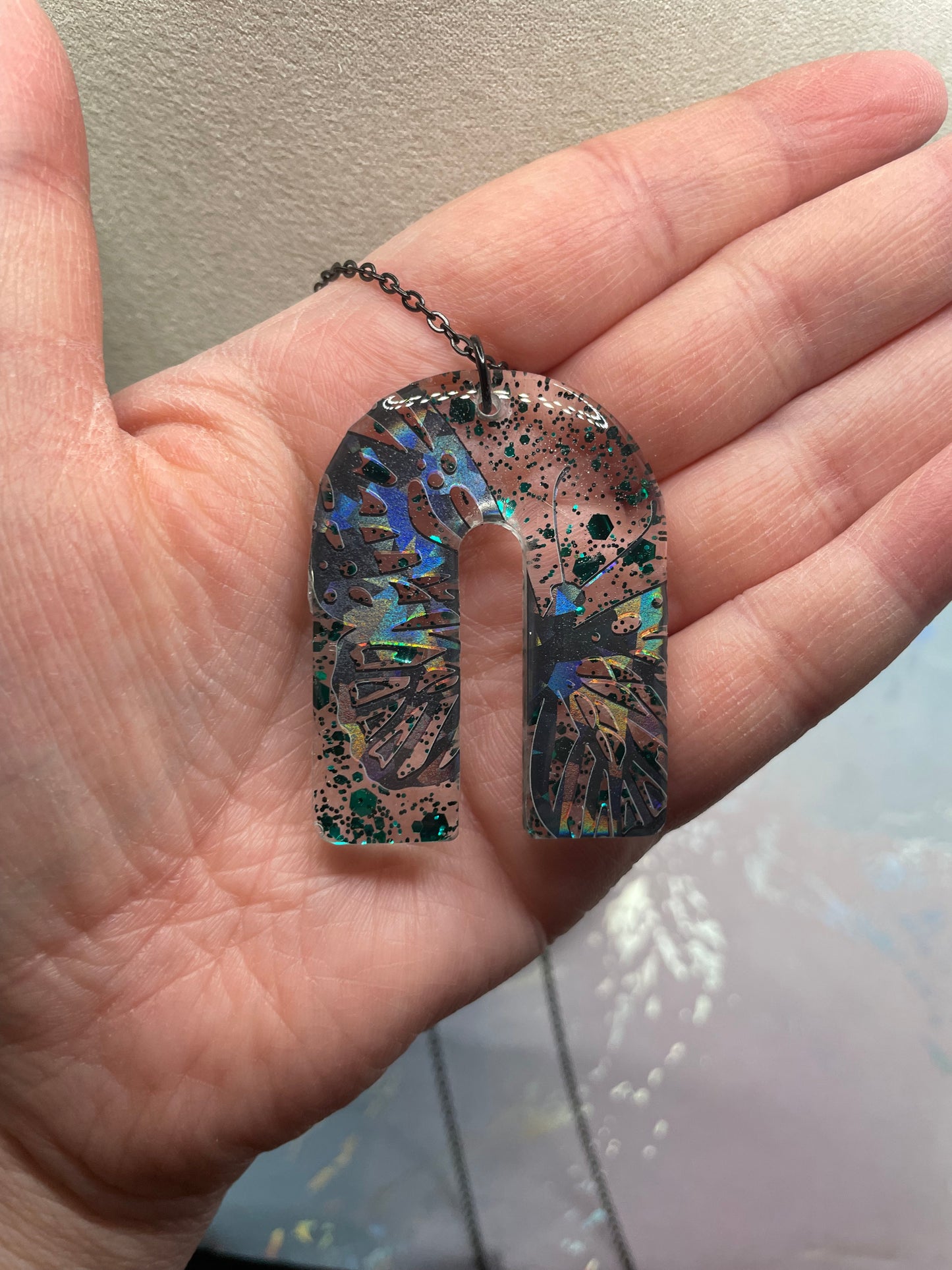 Collier Papillon Holographique sur arche brillante verte 
