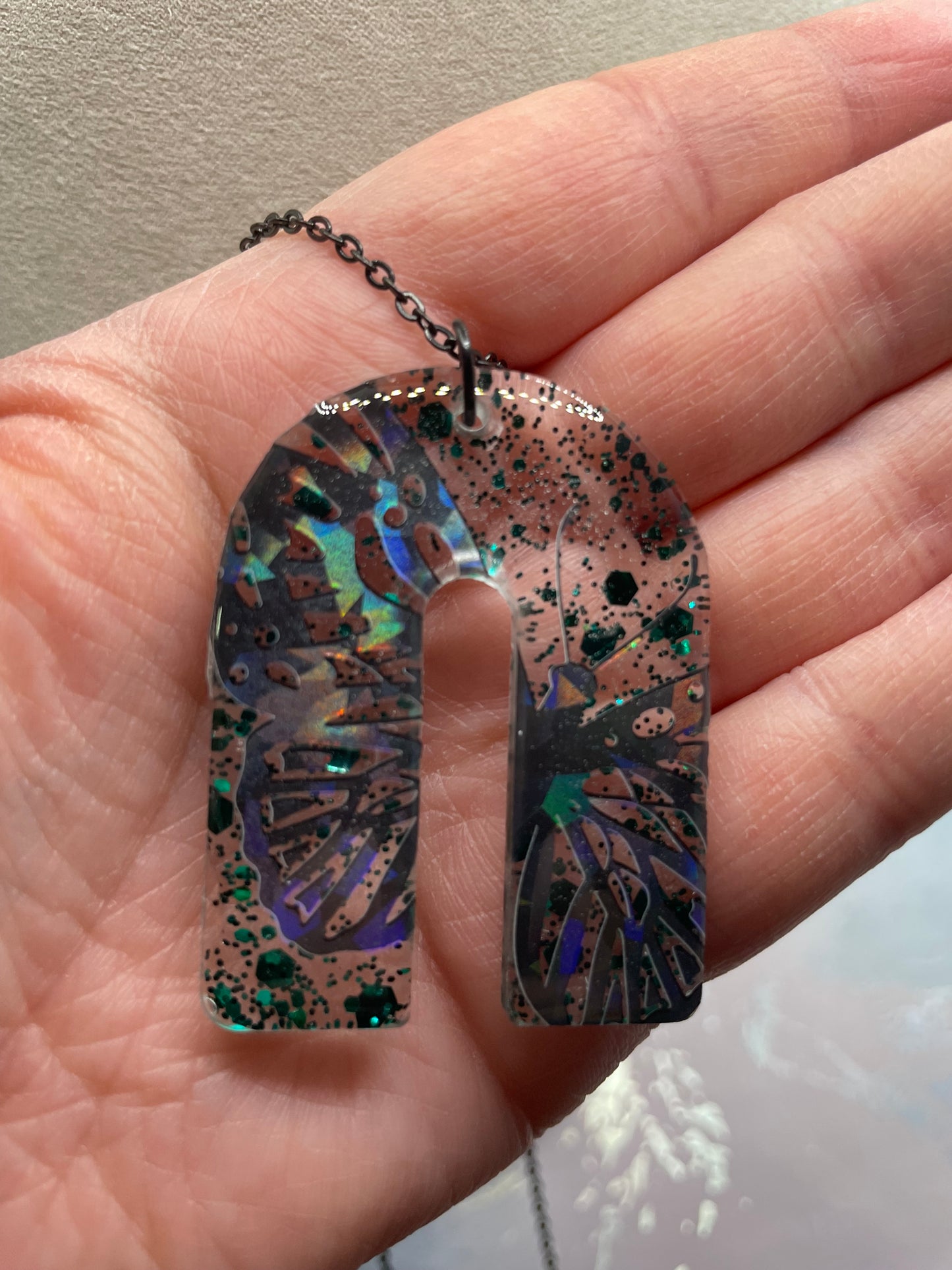 Collier Papillon Holographique sur arche brillante verte 