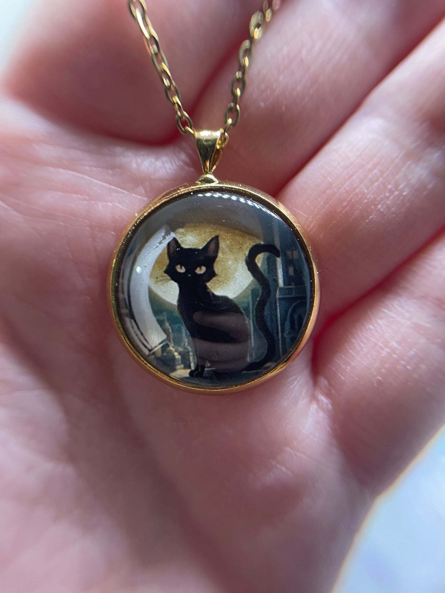 Collier Chat Scène Mystique (Fini Doré) 