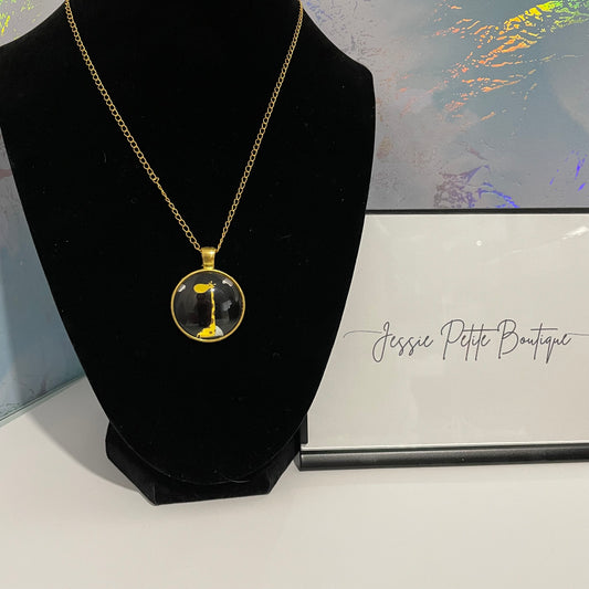 Collier giraffe dans un cabochon dorée