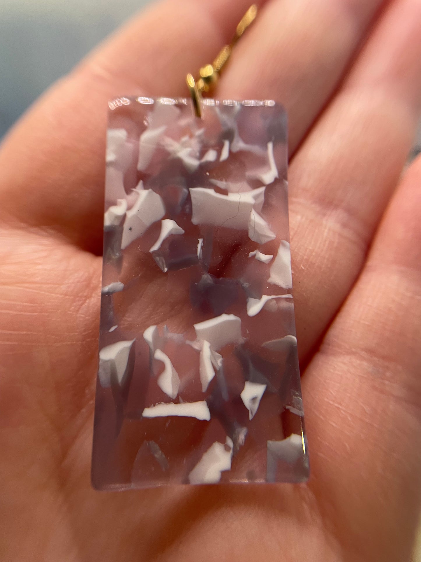 Boucles d'oreilles rectangulaires blanc, rose et mauve en acrylic